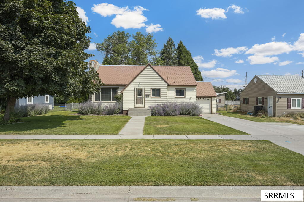 326 W 1st N