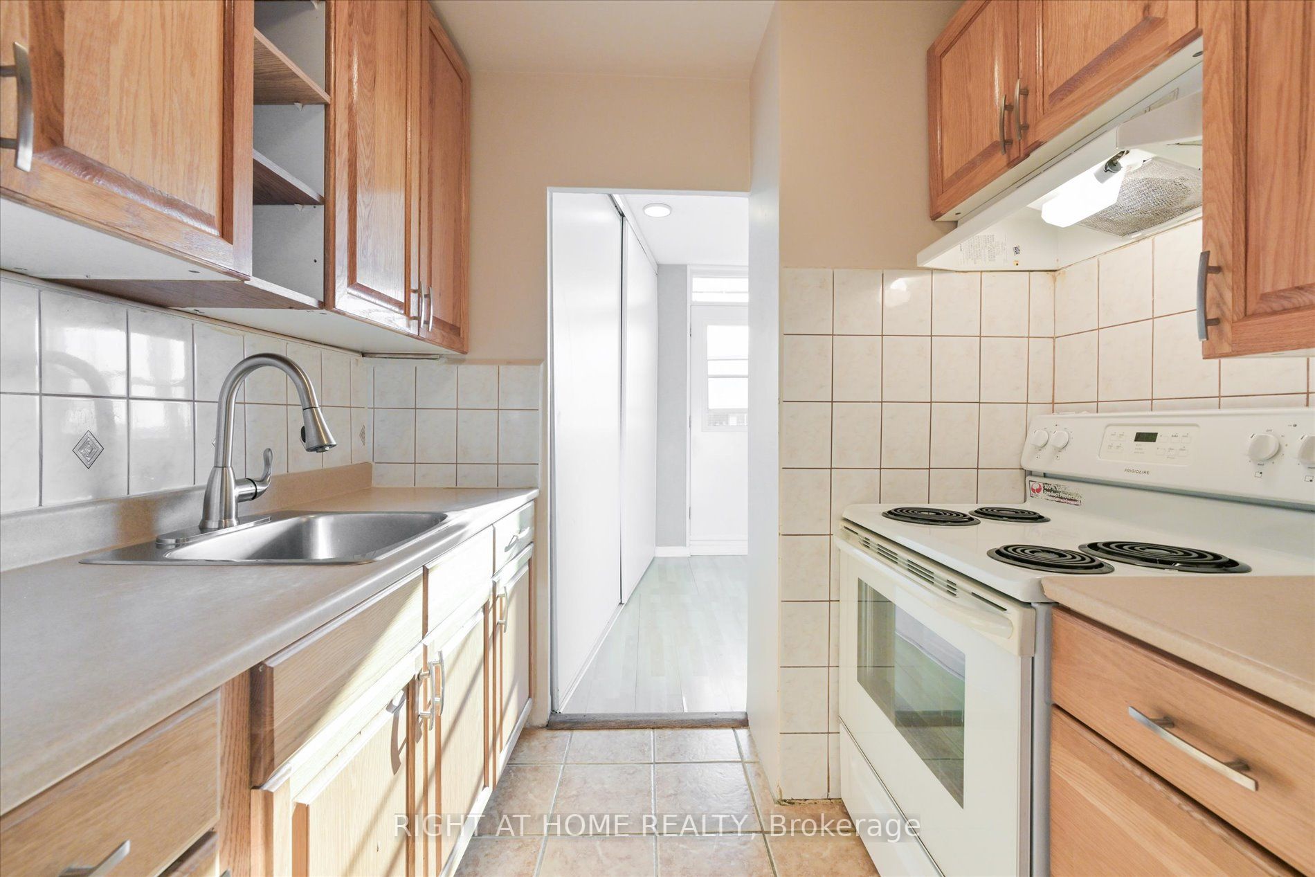 3105 Queen Frederica Dr 905