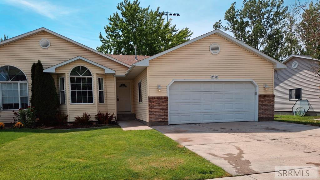 3290 Carolyn Lane
