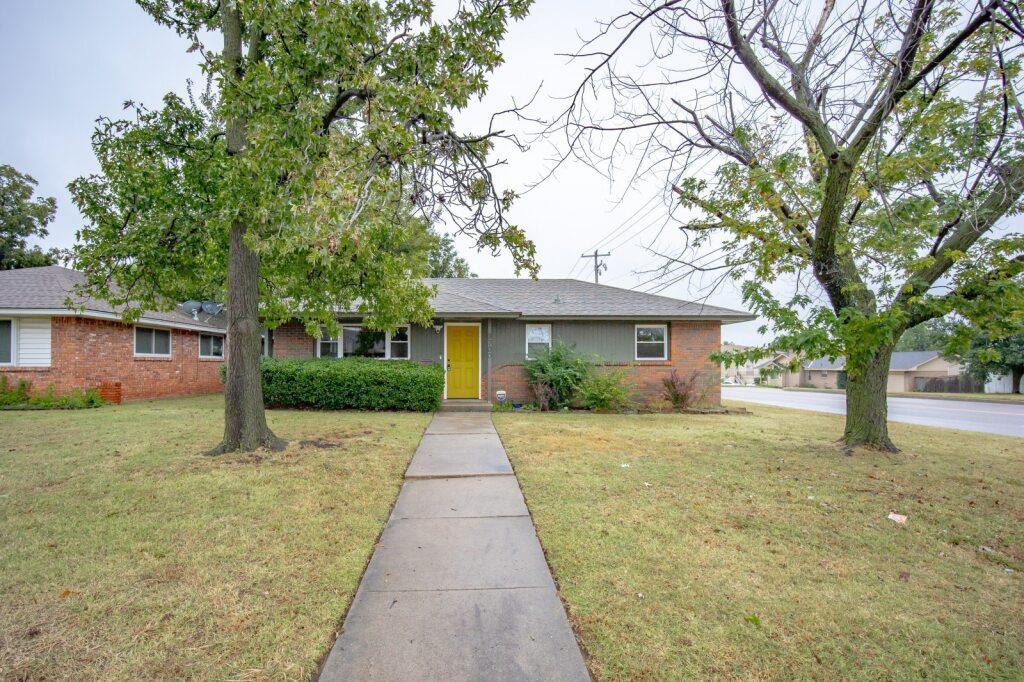 Charming 2-bedroom, 1-bath home located at 3700 N Land Ave in Oklahoma City! This cozy residence offers a bright and inviting living space with plenty of natural light. The kitchen provides ample cabinet space and flows easily into the dining area perfect for family meals or entertaining. Each bedroom offers comfort and versatility, while the full bathroom features clean, modern finishes. Outside, enjoy a spacious yard with room for gardening, play, or relaxation. Conveniently located near shopping, dining, and major highways, this home combines comfort and convenience in a great central OKC location.
12-month lease. Tenants responsible for all utilities and law maintenance.