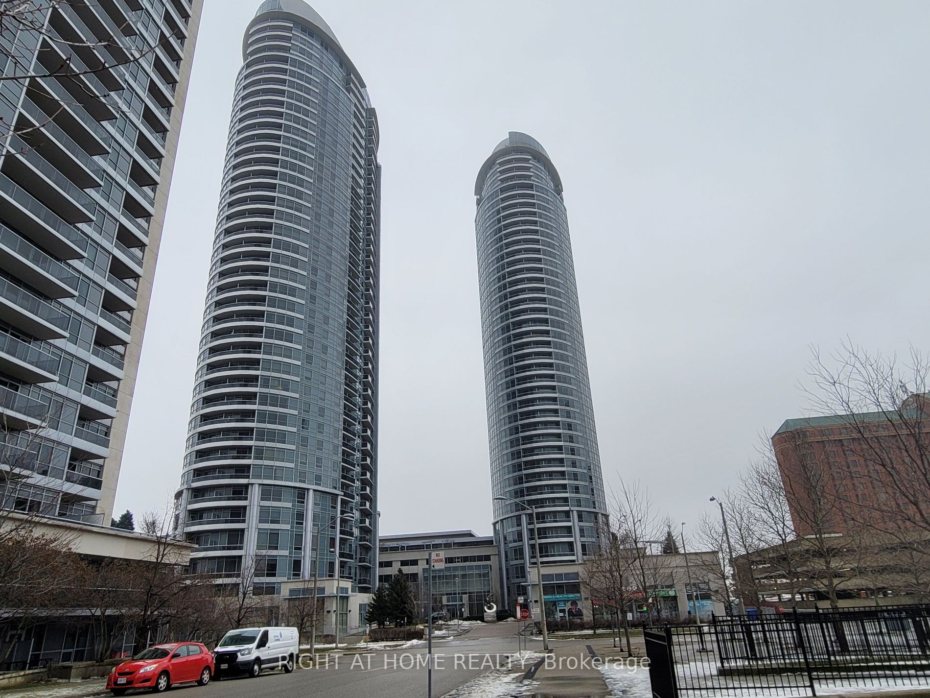 125 Village Green Sq 2001