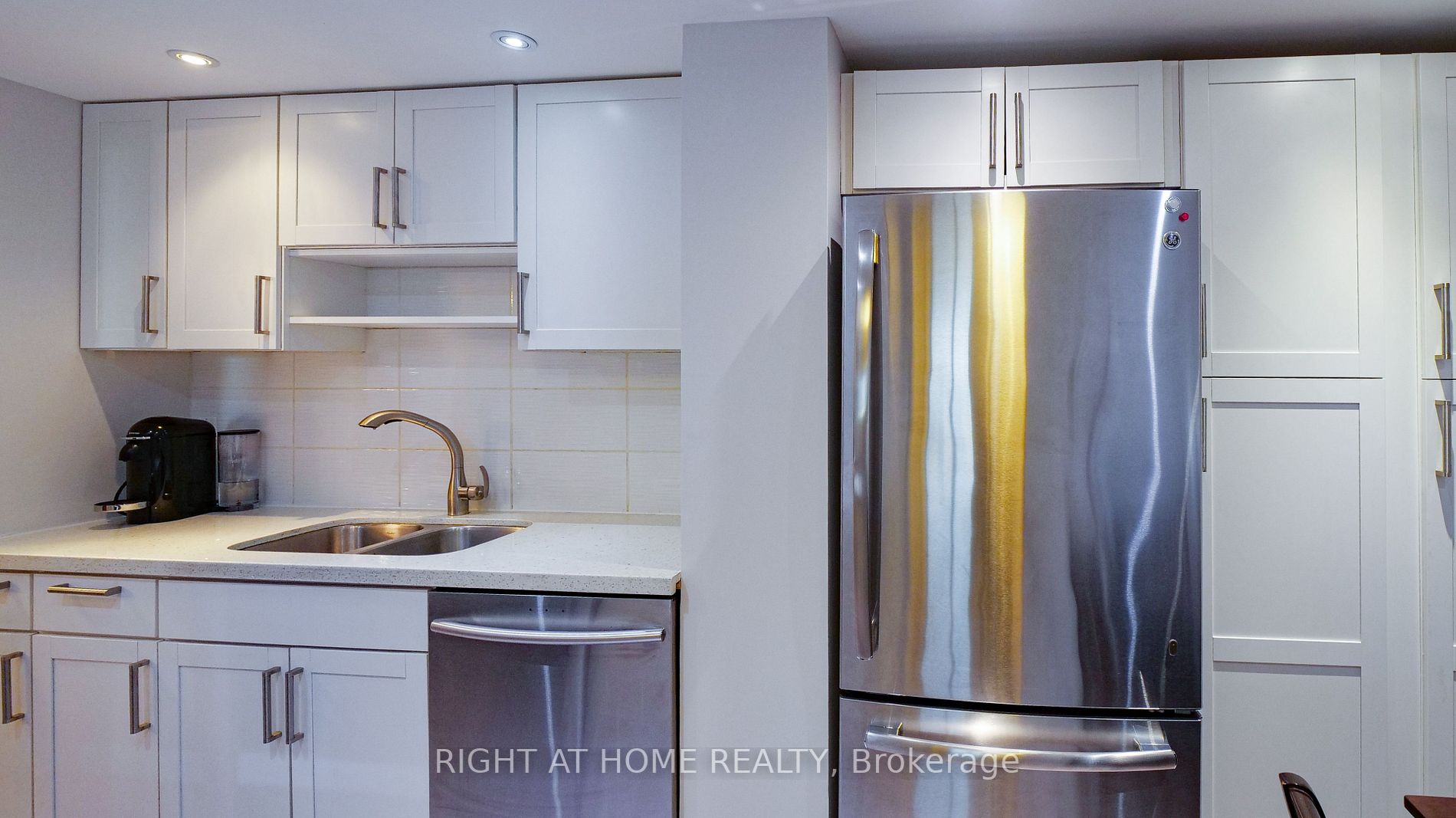 812 Burnhamthorpe Rd 705