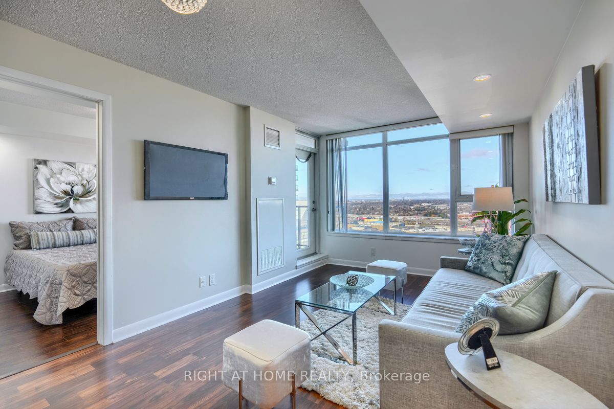 25 Town Centre Crt 2611