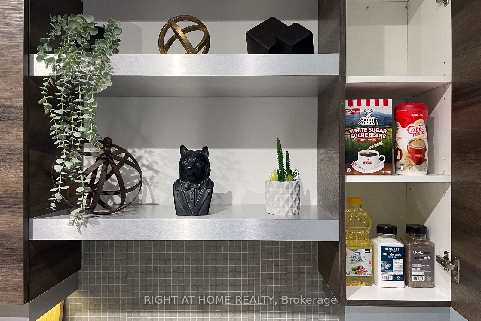 525 W Adelaide St 932