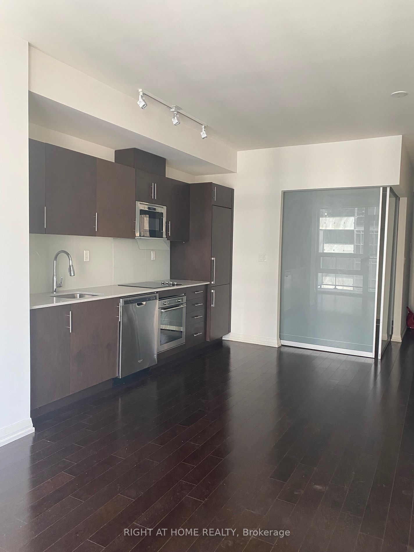 460 E Adelaide St 1216