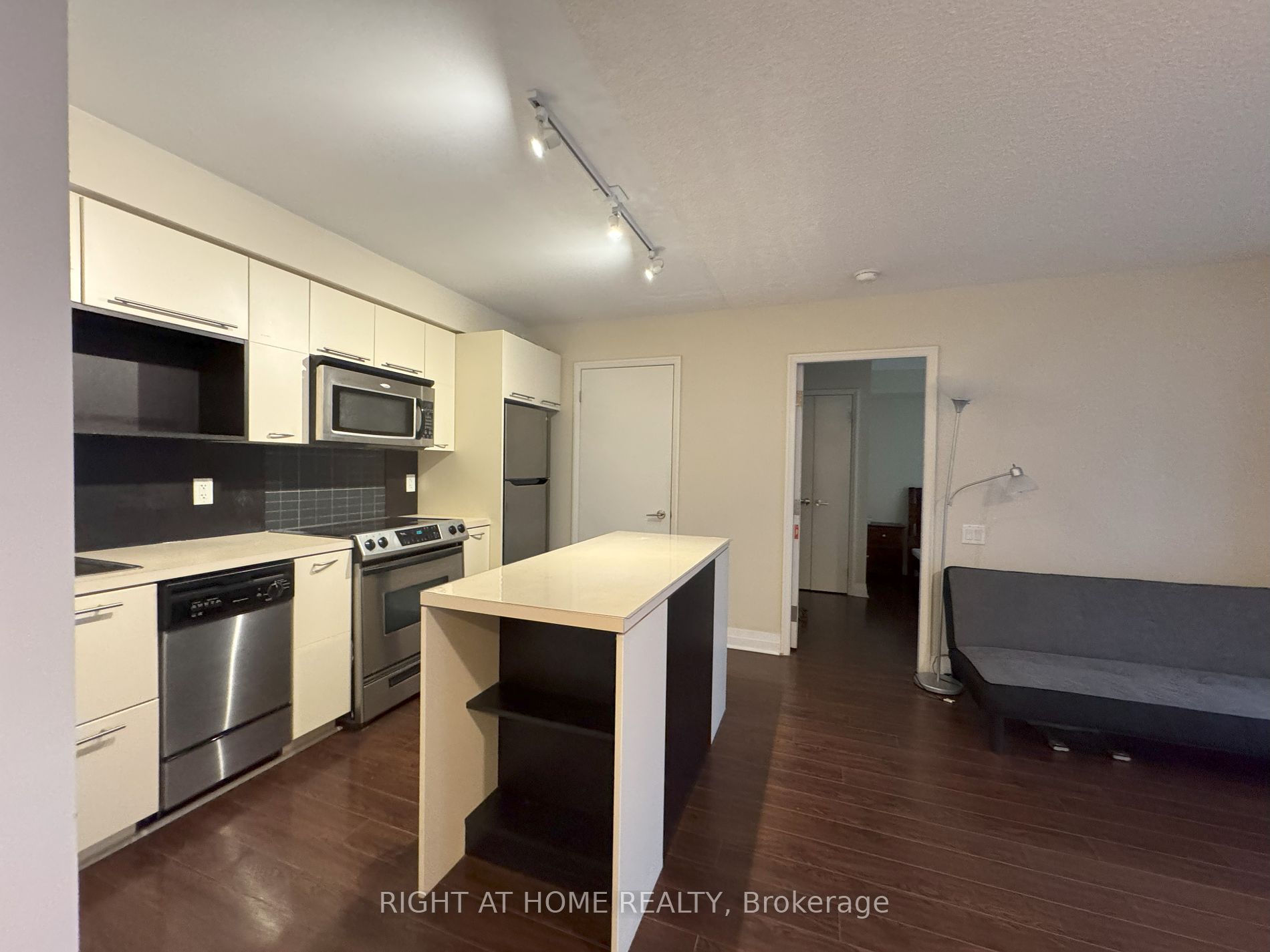 21 Carlton St 1501