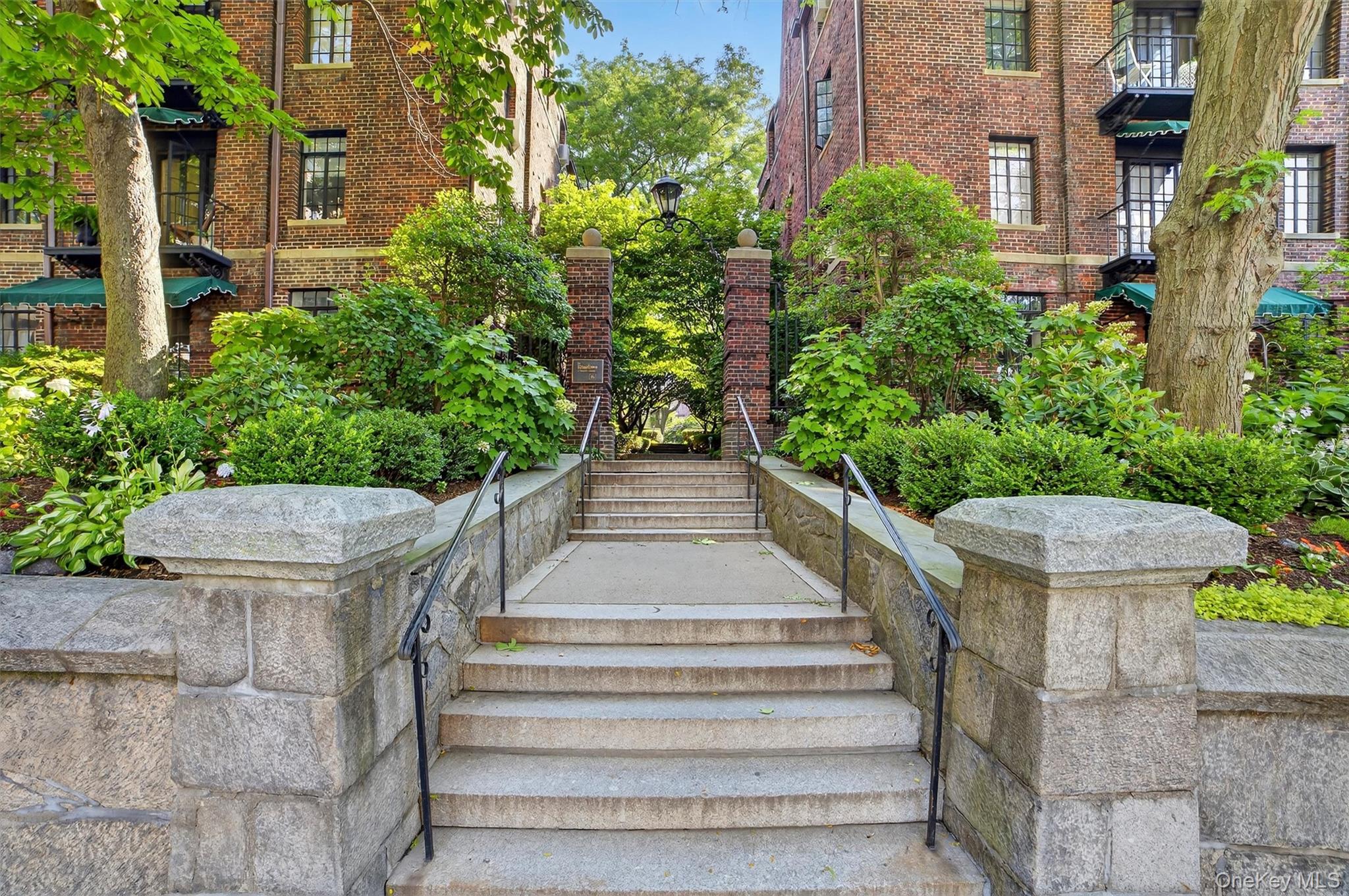 20 N North Broadway G230