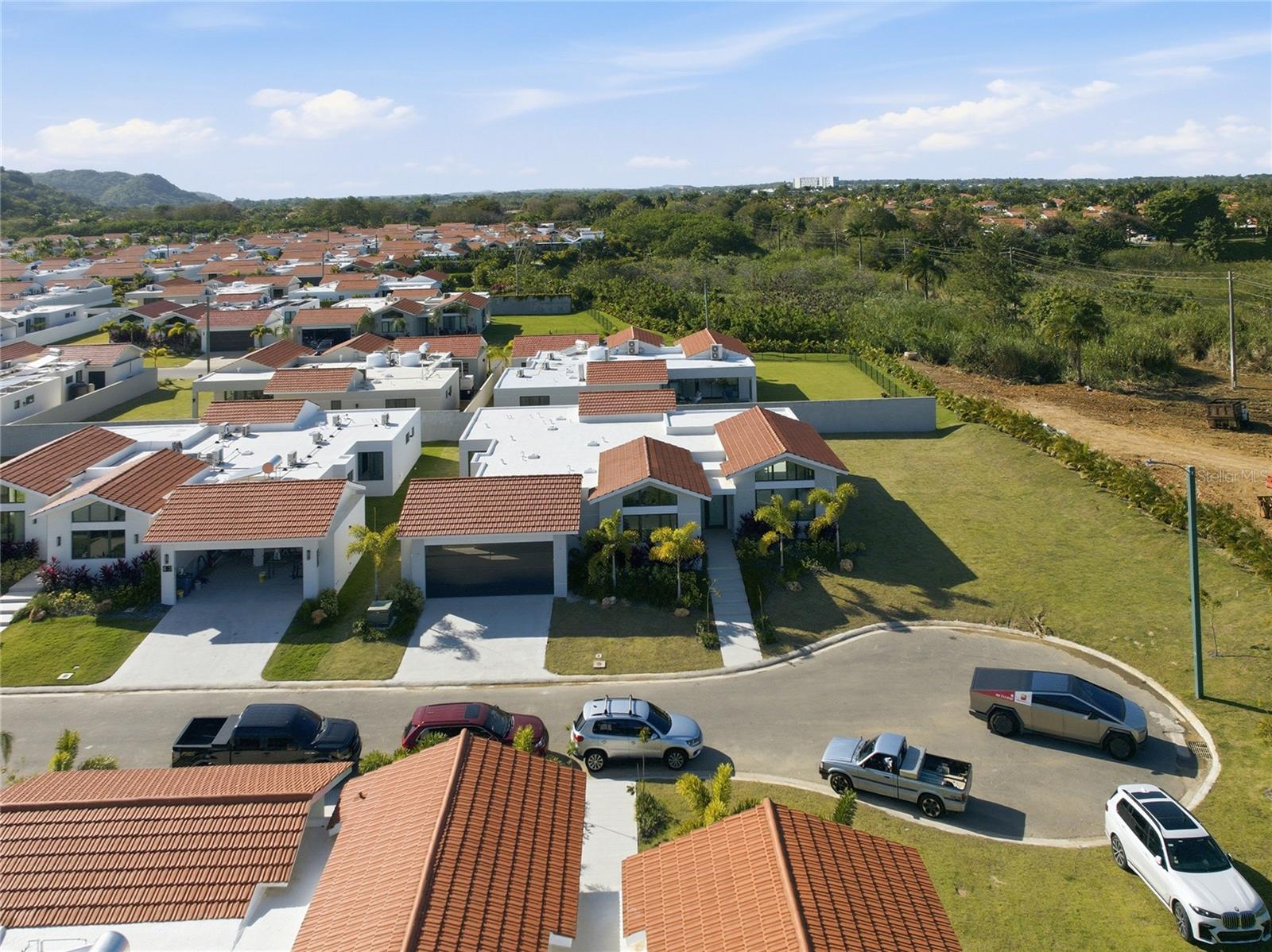 Located in Sabanera Dorado's Isla de las Flores, this Casona del Lago residence sits on an 11,256 sq ft (1,045.74 m² / 0.2661 cuerdas) cul-de-sac lot with direct access to the community's green areas.New construction (2025), never occupied, and still under developer warranty. Single-level floor plan with approximately 4,000 sq ft of living space.- 4 bedrooms / 4.5 bathrooms (4-convertible-to-5 layout)- Master suite with walk-in closet and ensuite bath- Studio/office- Kitchen with pantry, open to dining and family areas- Family room and gallery- Covered terrace- Two-car carport with storage- **HOA:** $390/month- **CRIM valuation:** Pending- **Year built:** 2025- **Lot size:** 11,256 sq ft (1,045.74 m² / 0.2661 cuerdas)- **Living area:** ~4,000 sq ft- **Bedrooms:** 4 (convertible to 5)- **Bathrooms:** 4.5- TASIS Dorado School within the community- Clubhouse with resort-style pools, fitness center, and sports courts- Lakes, jogging and biking trails, and green spaces- 24/7 gated security