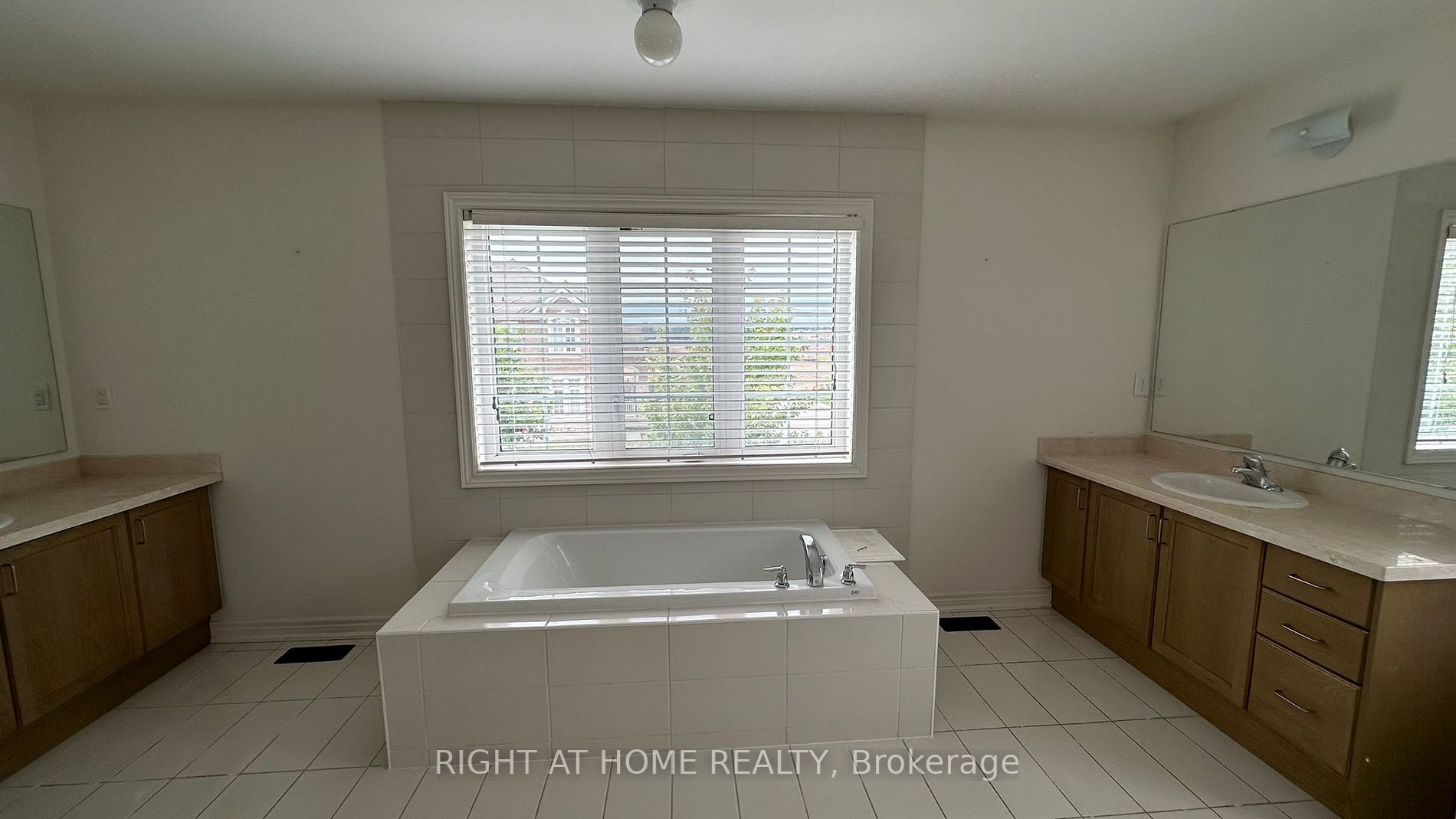 3185 Larry Cres