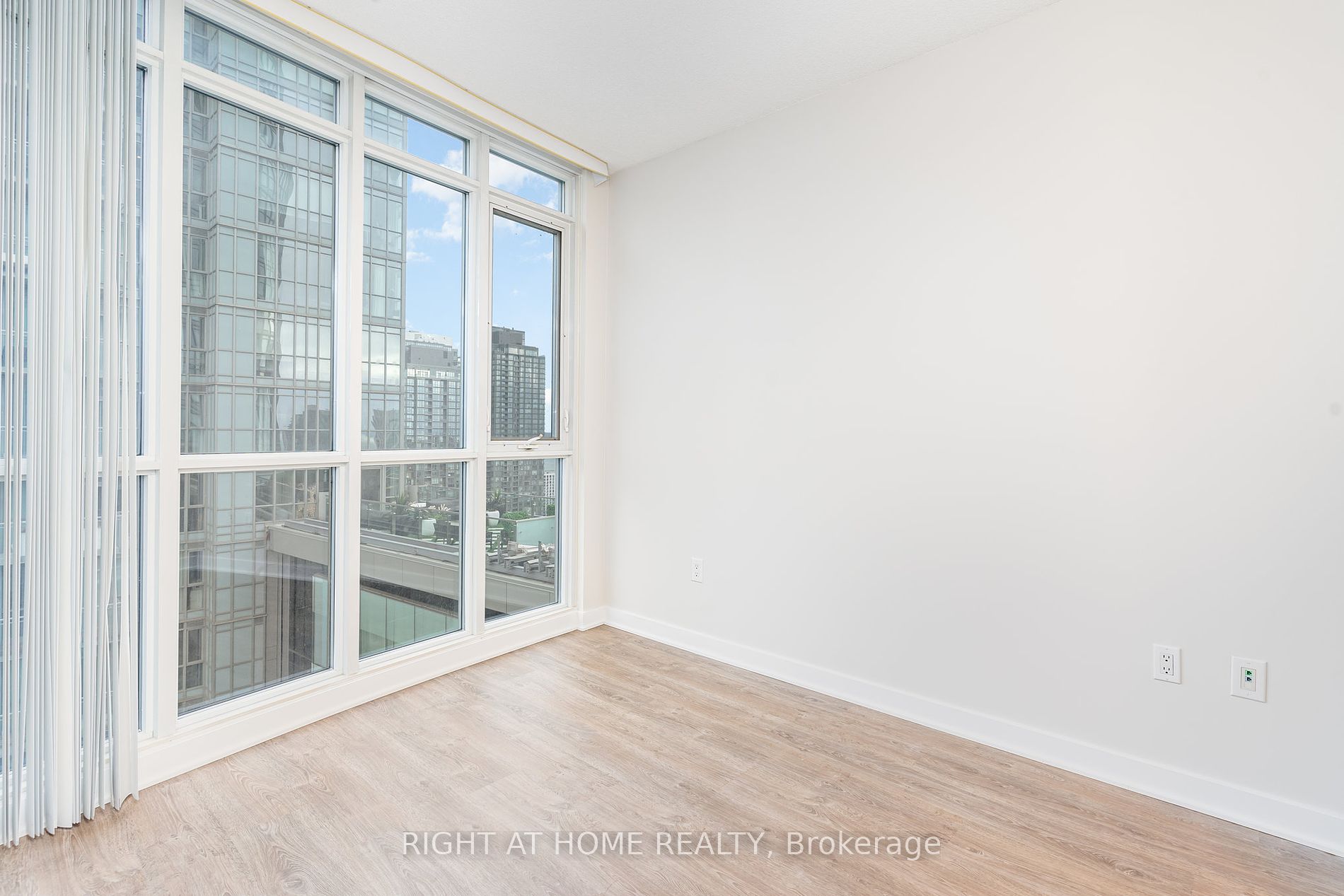 21 Iceboat Terr 3703