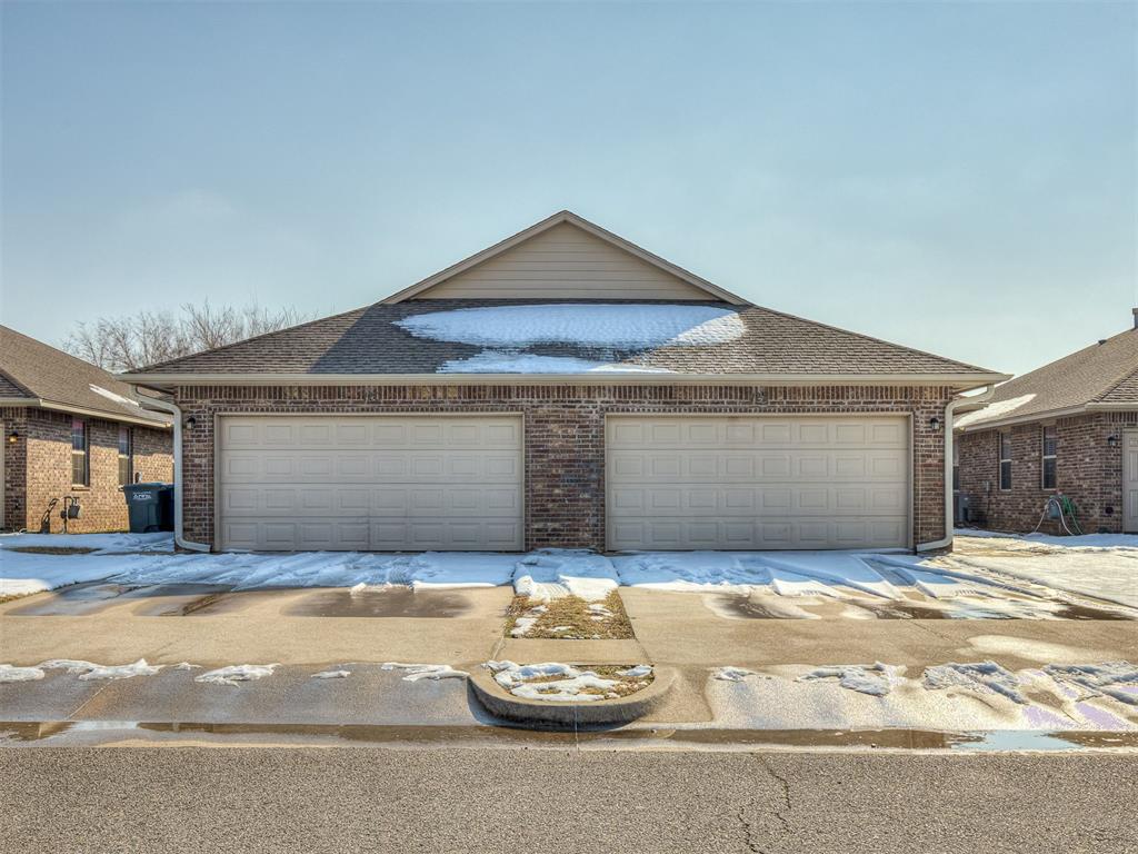 COMPLETE DUPLEX, EACH SIDE IS 3-2-2 AND 1225 SQ FT. GREAT LOCATION AND GREAT ROI. 122 IS VACANT AND HAS BEEN UPDATED WITH NEW FLOORING, PAINT. HAS GAS RANGE, MICROWAVE AND OVEN. 120 IS OCCUPIED AND CAN BE SHOWN WITH COMMITTMENT TO PURCHASE. HAS ALSO BEEN COMPLETELY UPDATED WITH $15,000 IN IMPROVEMENTS. GREAT PROPERTY IF YOU WANT TO OWN A DUPLEX, LIVE IN ONE SIDE AND LEASE THE OTHER. THESE PROPERTIES HAVE GREAT RENTAL HISTORIES.