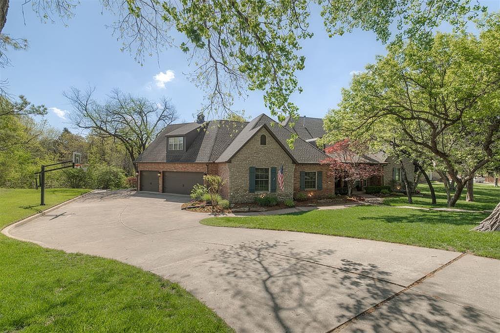 Spacious 4 bed / 4 full bath, 3,852 sq ft home on a 0.57-acre greenbelt lot in Hunters Creek Estates, Edmond schools. Oak hardwoods, beamed ceilings, two fireplaces, private office, upstairs game room with its own full bath, storm shelter, and 3-car garage. Unfurnished, available now. Pets considered. 12-24 month lease.