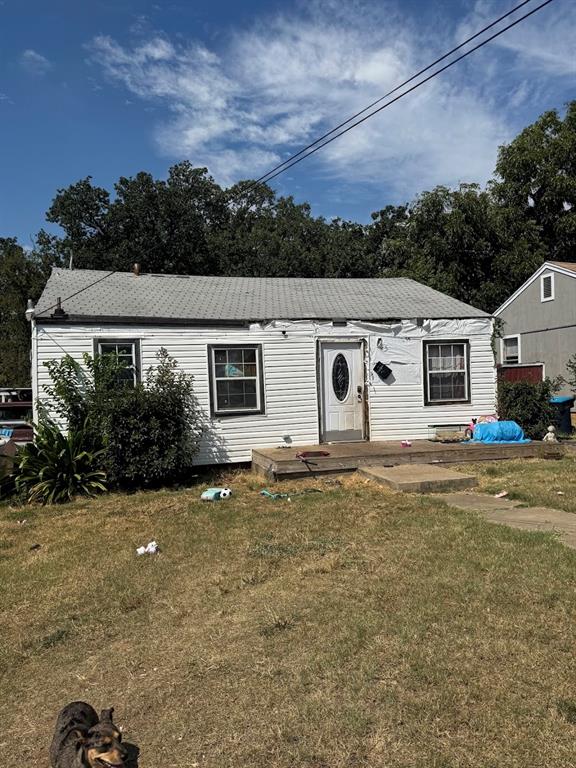 INVESTOR SPECIAL, PRICED TO MOVE! Looking for a project? This fixer-upper is packed with potential and just waiting for the right buyer to bring it back to life. Whether you're an investor, flipper, or a DIYer, this one is for you! Sold AS-IS. No repairs will be made. Located between Lancaster and Rosedale, near I-820. Cash or hard money only. Opportunities like this don’t last long! Schedule a showing today!