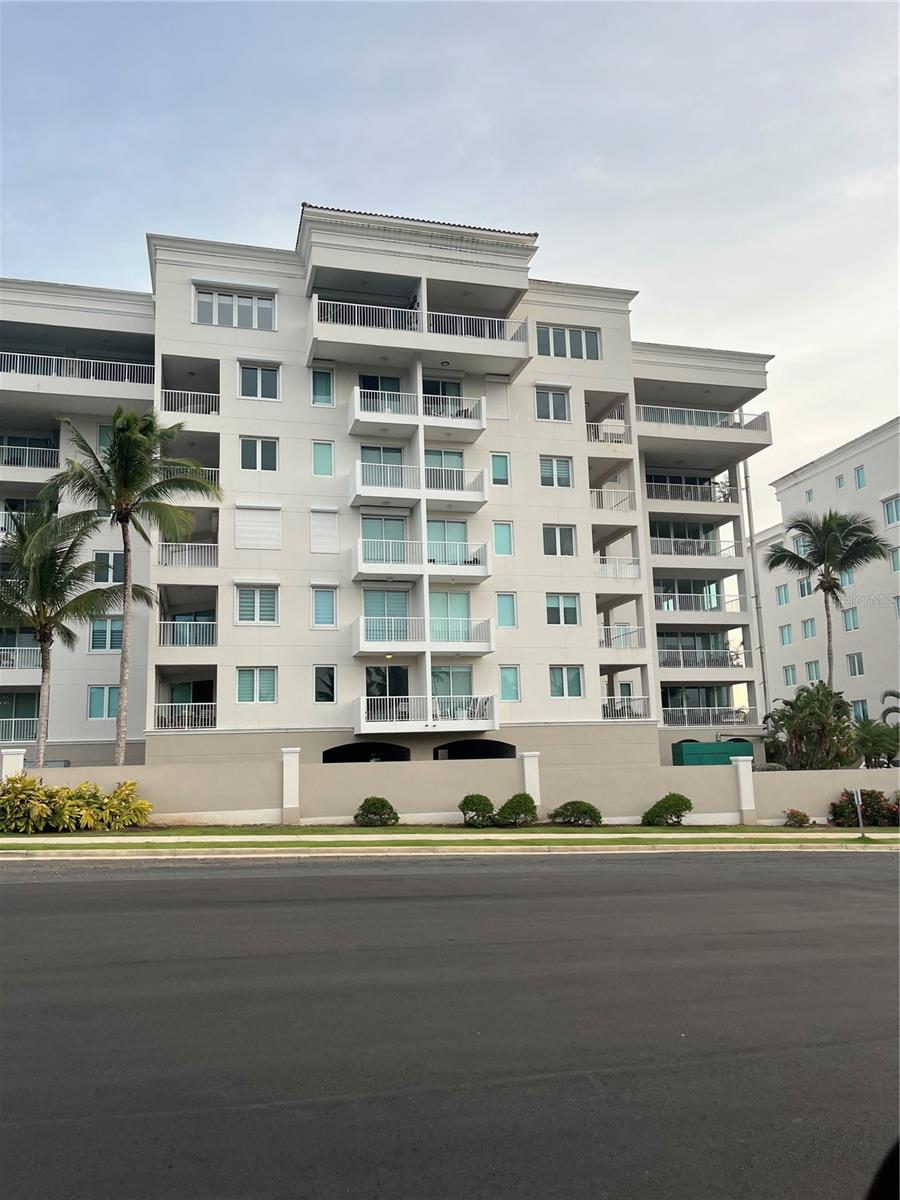 For SALE in the exclusive Condominium Treasure Point in Vega Baja/Vega Alta: a spacious and fully furnished apartment featuring three bedrooms, two and a half bathrooms, a laundry room, bright living and dining areas, a generous kitchen, and a balcony perfect for enjoying the ocean breeze. The building includes an elevator, and the rental price covers the condominium maintenance fee. Treasure Point offers resort-style amenities for residents, including two pools (one with a Jacuzzi), a fully equipped gym, spa and sauna, tennis and basketball courts, infantil playground, BBQ area, clubhouse, game room, and beautifully landscaped common areas. The complex provides 24/7 gated security, access control, a power generator, water cistern, and backup systems for the refrigerator and elevators, ensuring comfort and safety at all times. Ideally located just minutes from Cerro Gordo Beach and close to Dorado’s restaurants, shopping centers, schools, and hotels, this property combines luxury, convenience, and the best of coastal living.