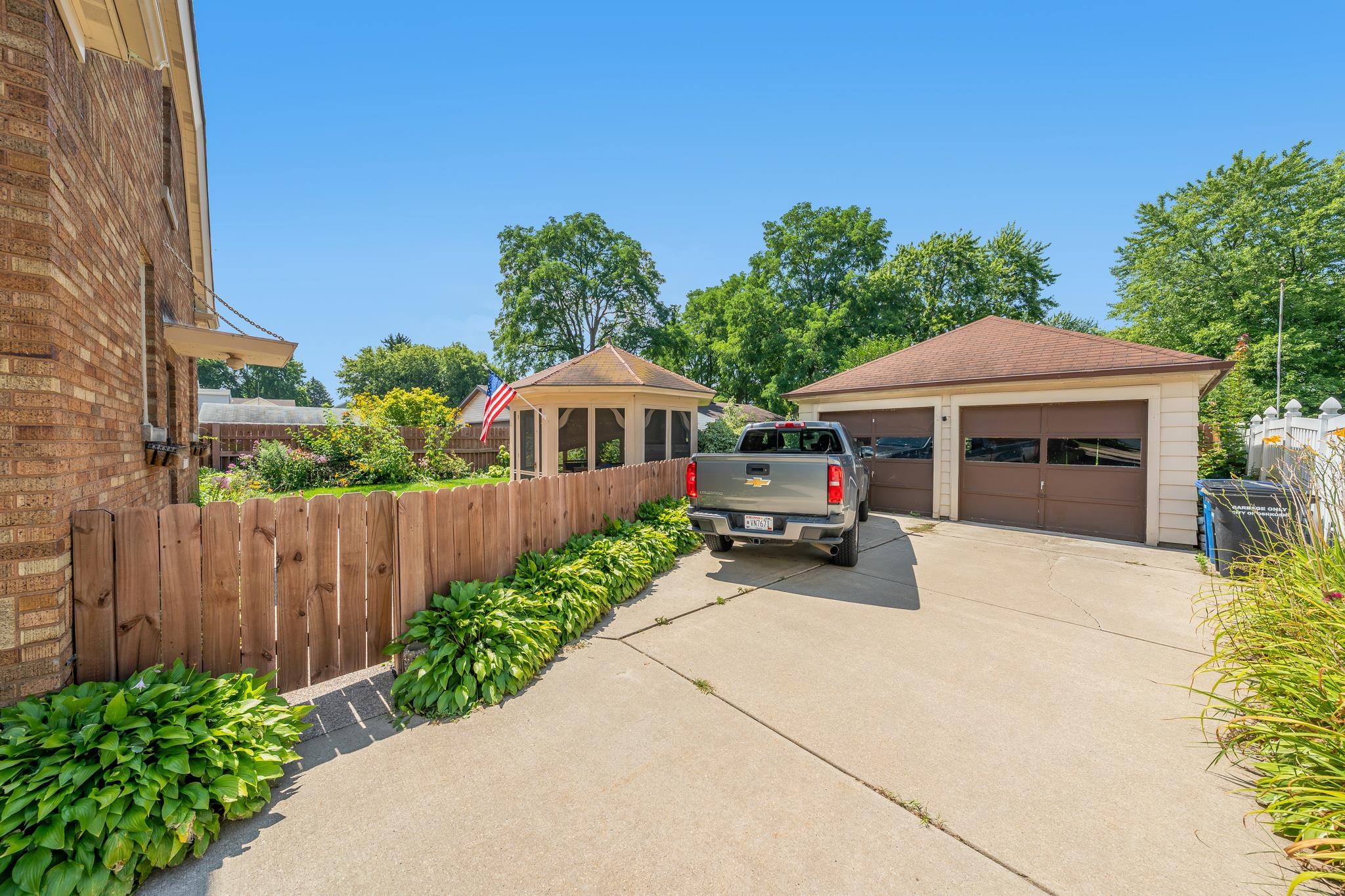 833 Eastman Street