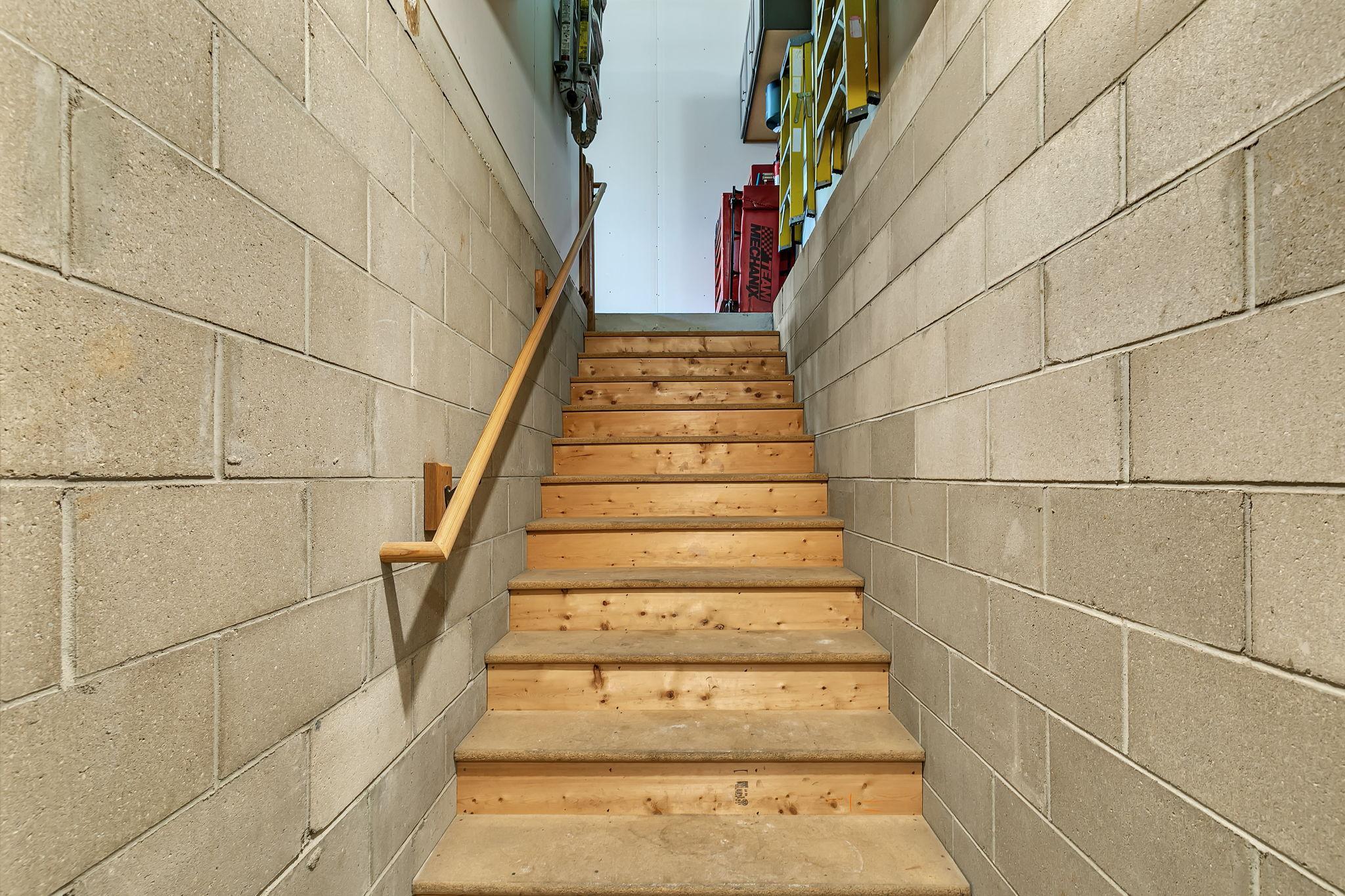 1201 Huntington Drive S