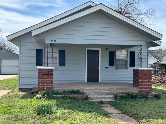 Area is close to OU/Health Sciences Center. Light filled newly renovated home. New paint on exterior steel siding. Freshly painted interior. Flooring redone with wearable laminate. Large kitchen, separate dining room. Large fenced back yard. Primary bedroom has a 1/2 bath.