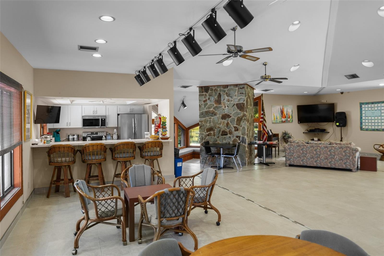 6061 Fairway Lane 1411