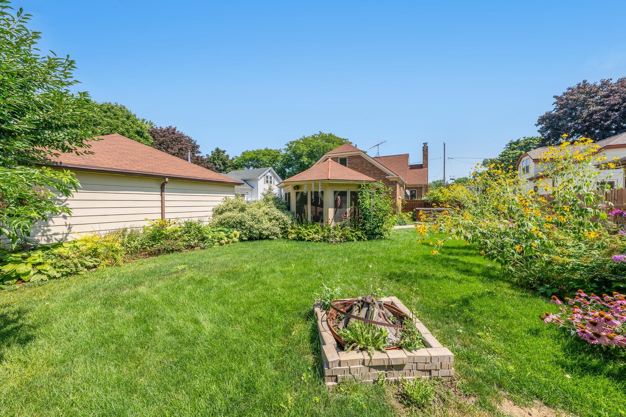 833 Eastman Street