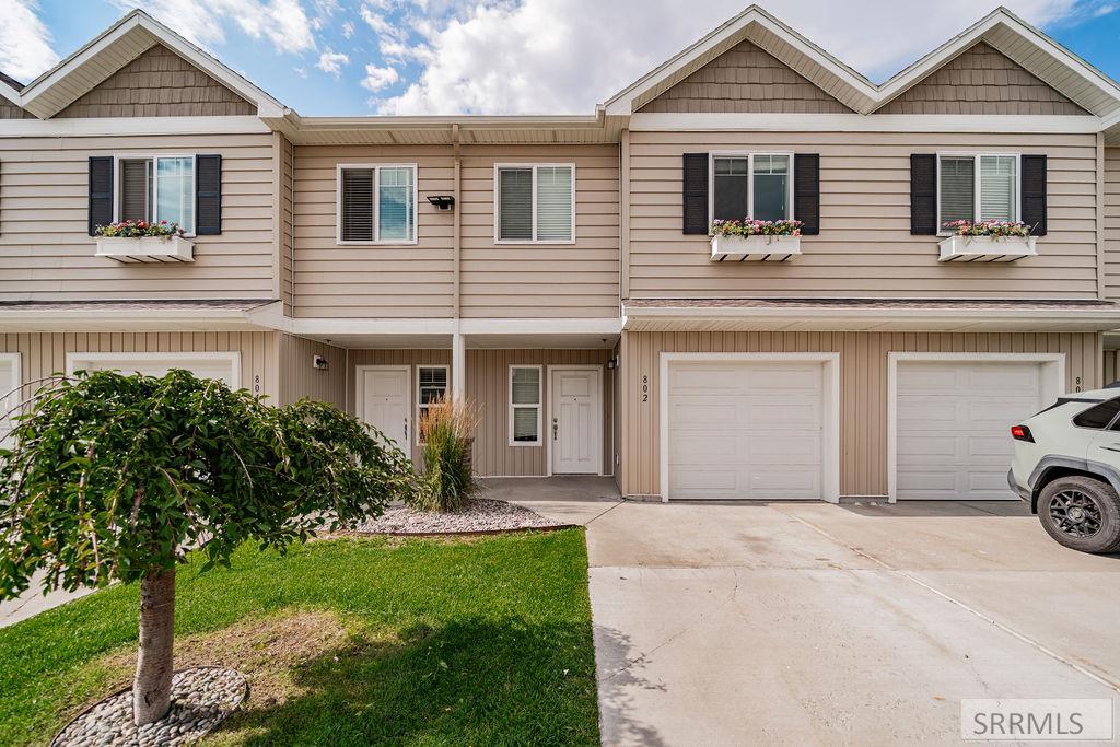 802 Trails End