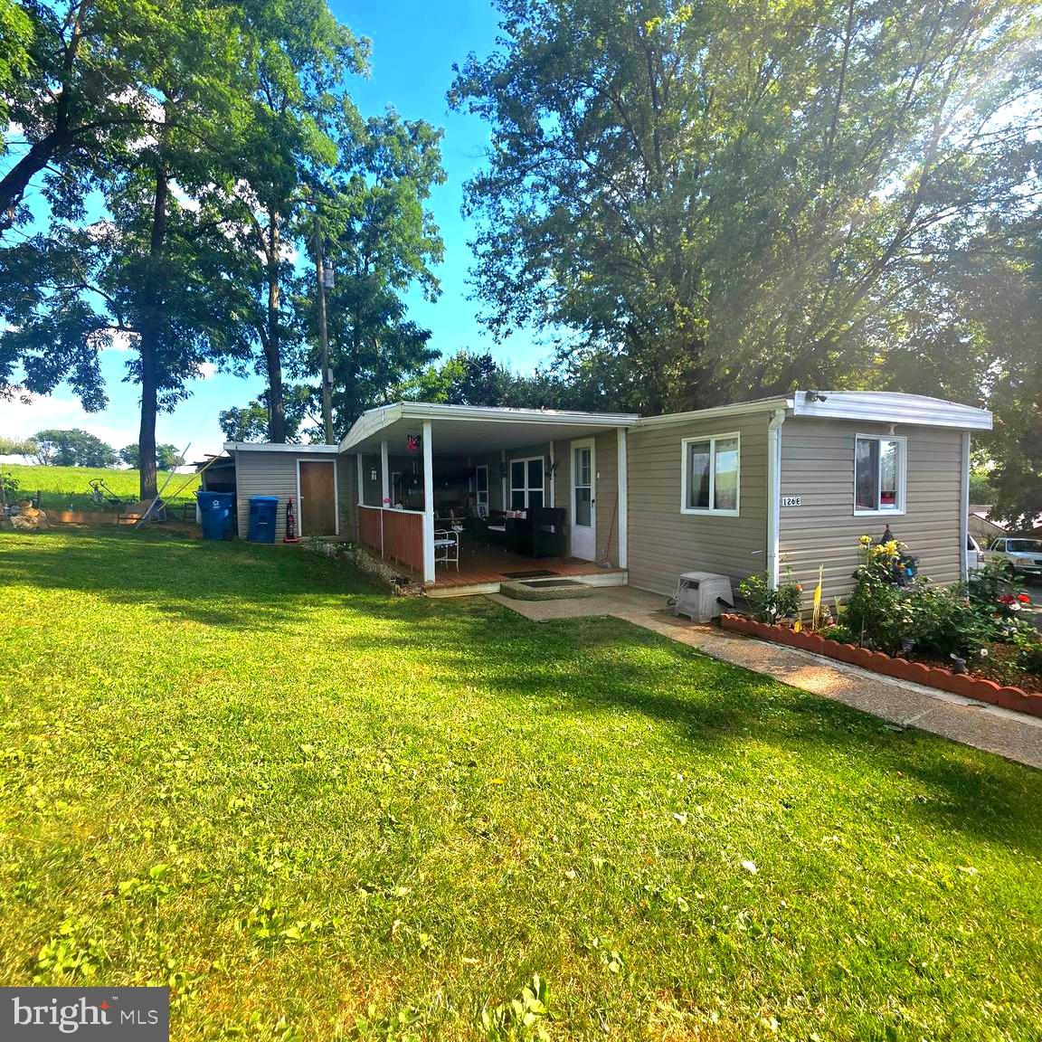 126 E Ln  