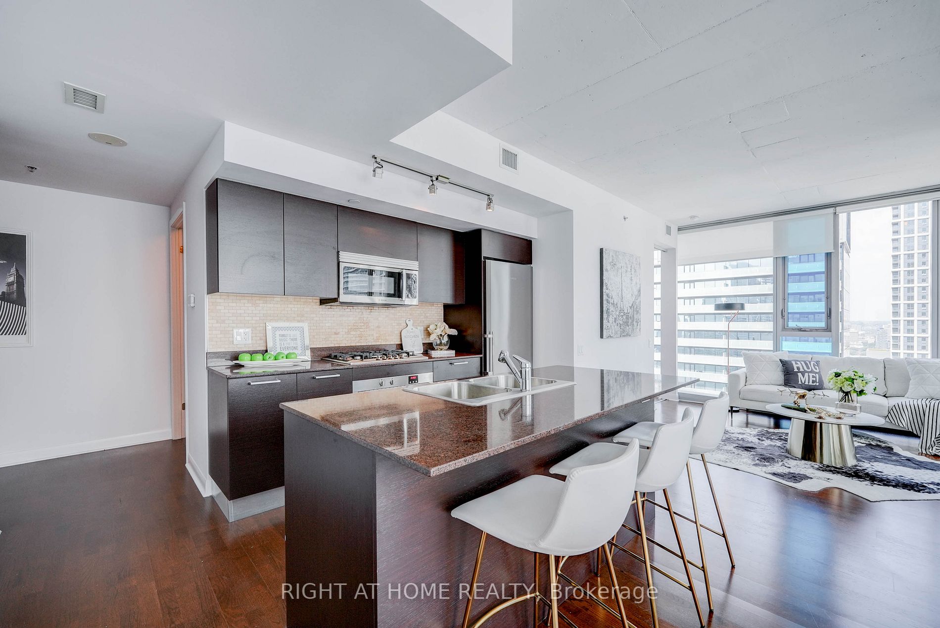 375 W King St 3007
