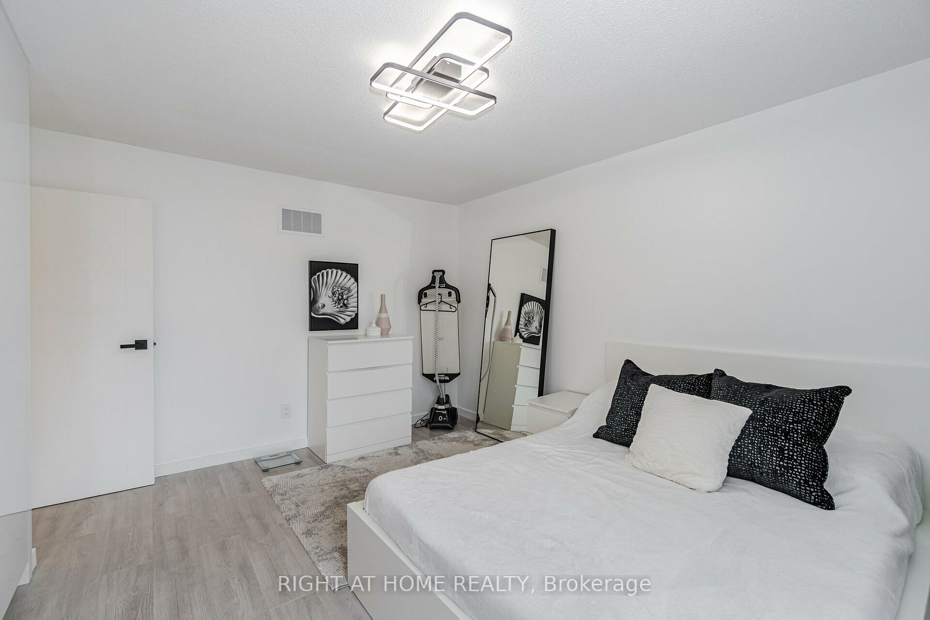2120 E Rathburn Rd 72