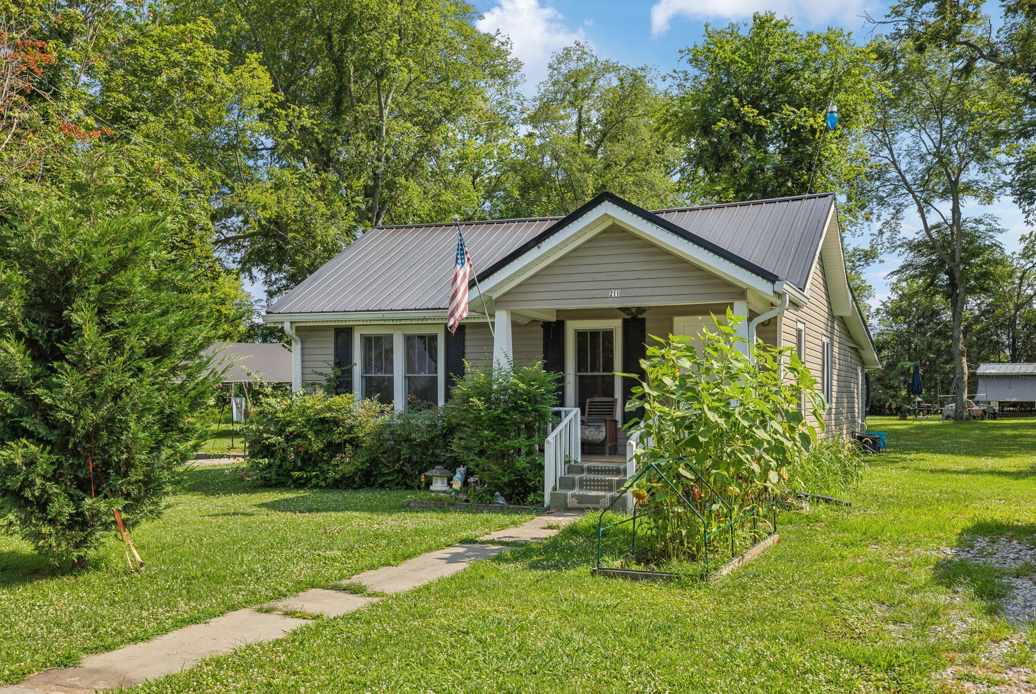 211 W Adams Ave