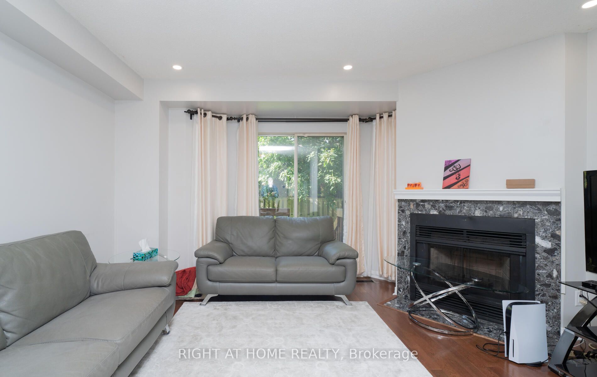 2472 E Eglinton Ave Th 19