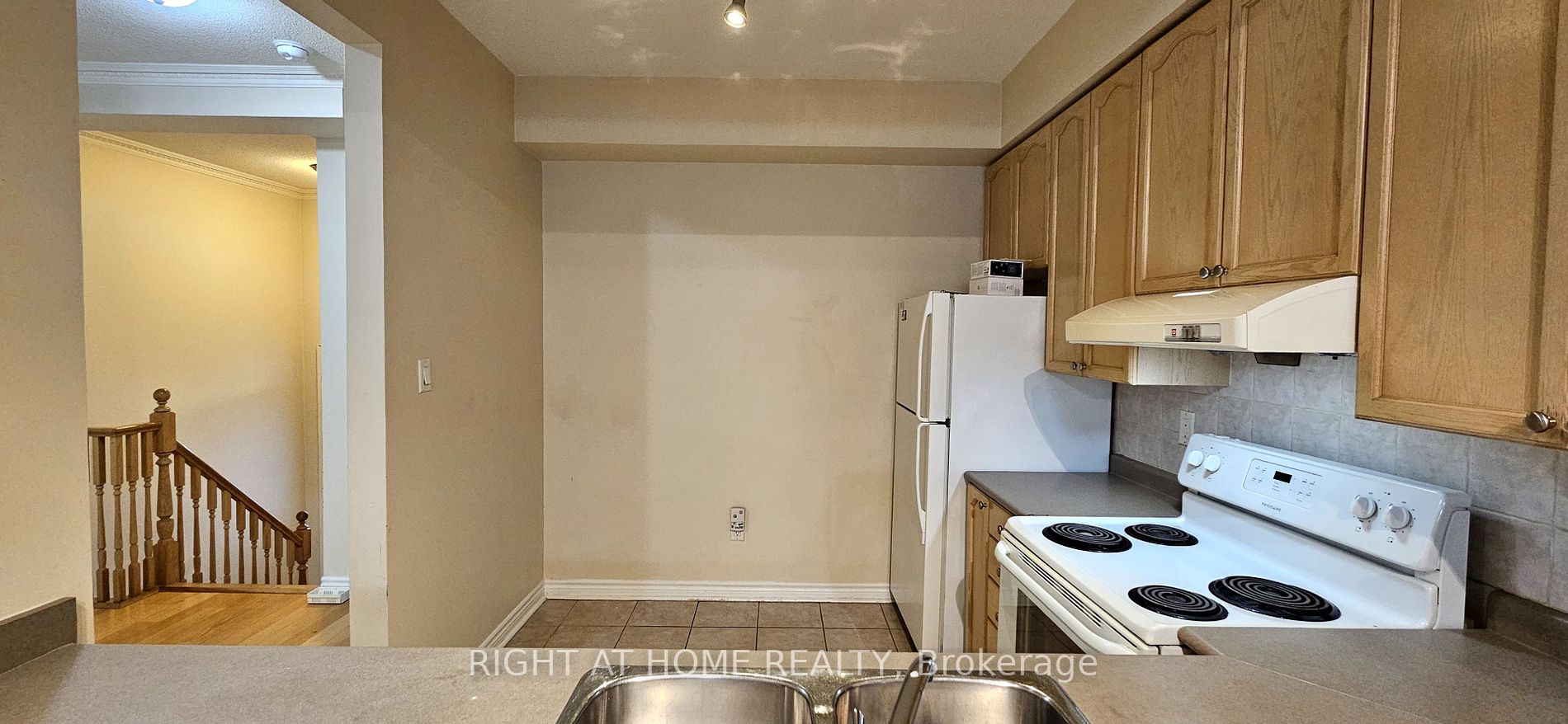 61 Town Centre Crt Th67