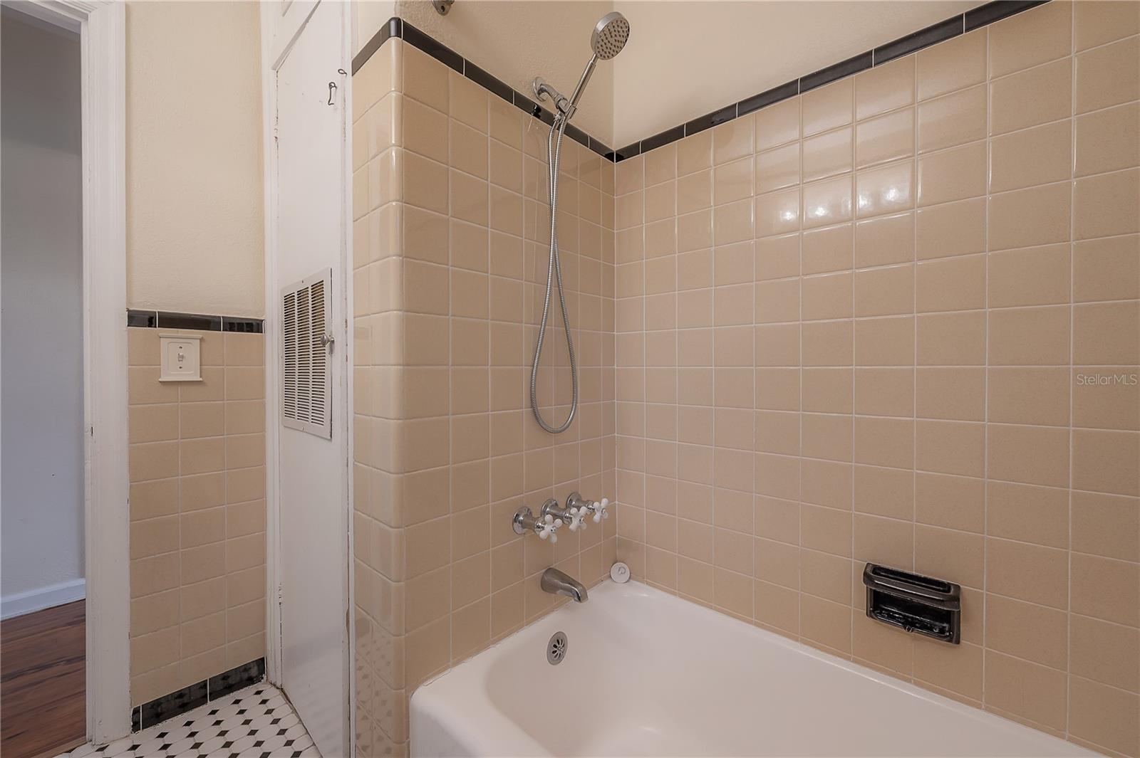 1303 E Clifton Street