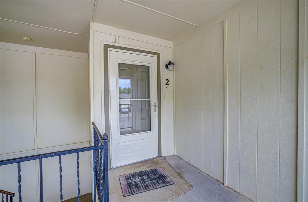 CUTE CONDO and GREAT PRICE!! 3 Bedrooms and 2 Baths. New carpet and Paint. Cozy fireplace. Washer, Dryer and Refrigerator included. Perfect for students, just down the street from OU CAMPUS. In biking or walking distance to Football Stadium, shopping and restaurants. This condo is neat and clean with lots of natural light.