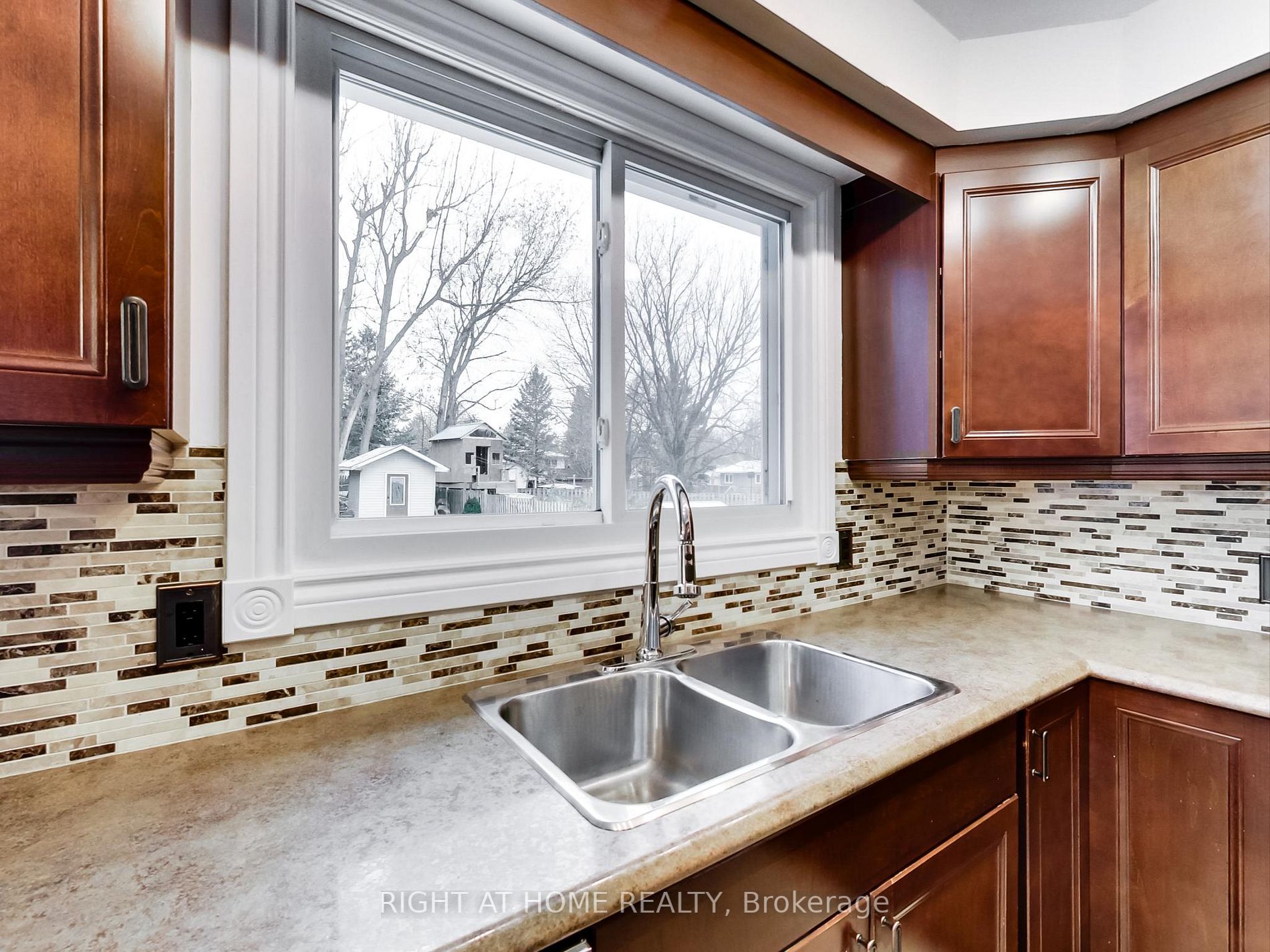 316 Pineview Gdns