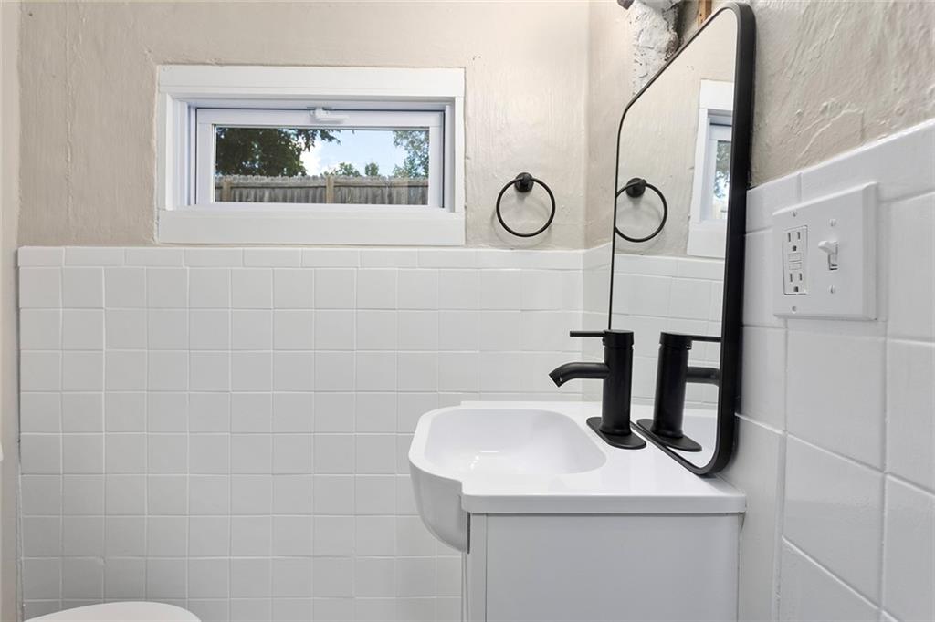 3705 N Walrond Avenue