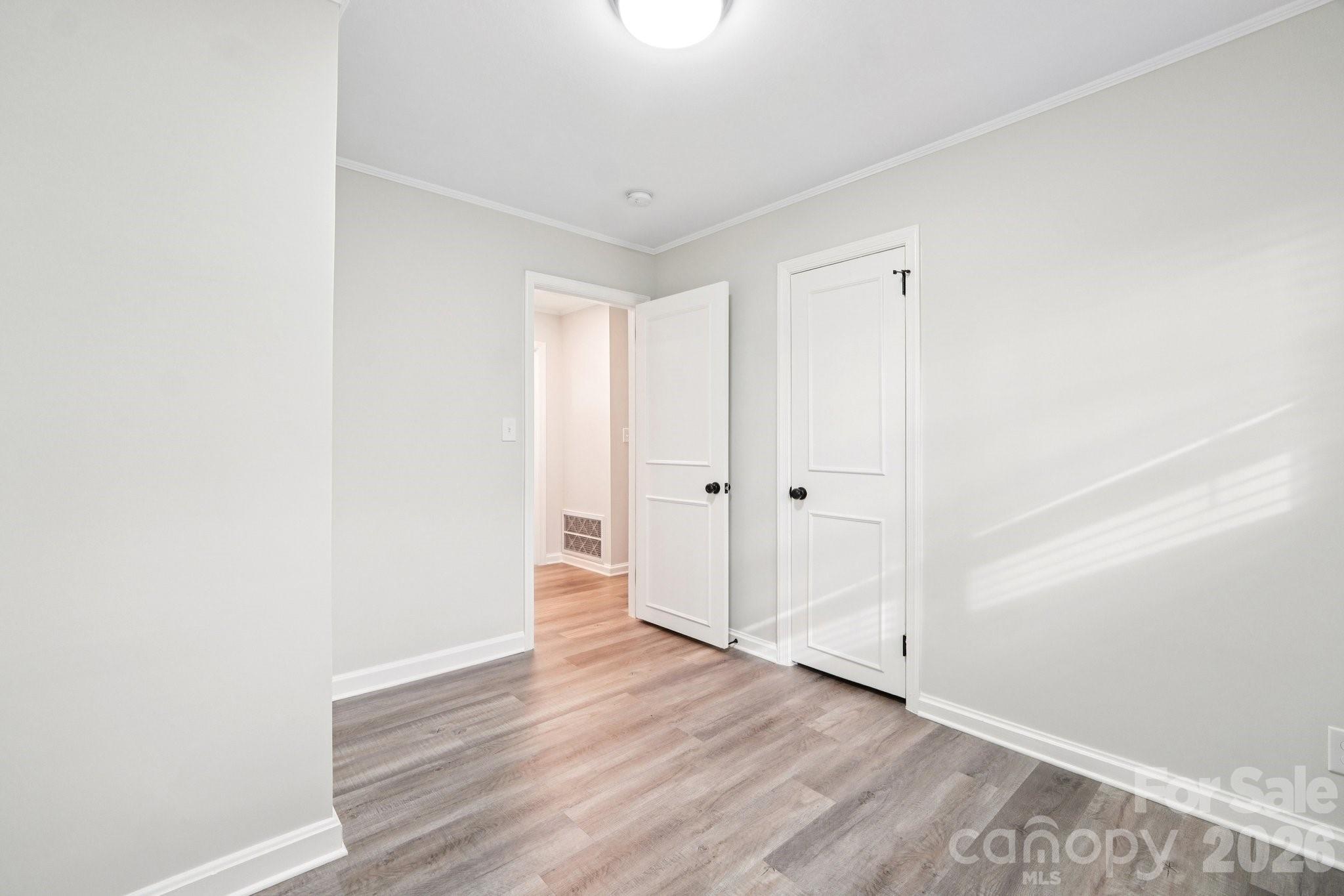 915 Crestmere Street