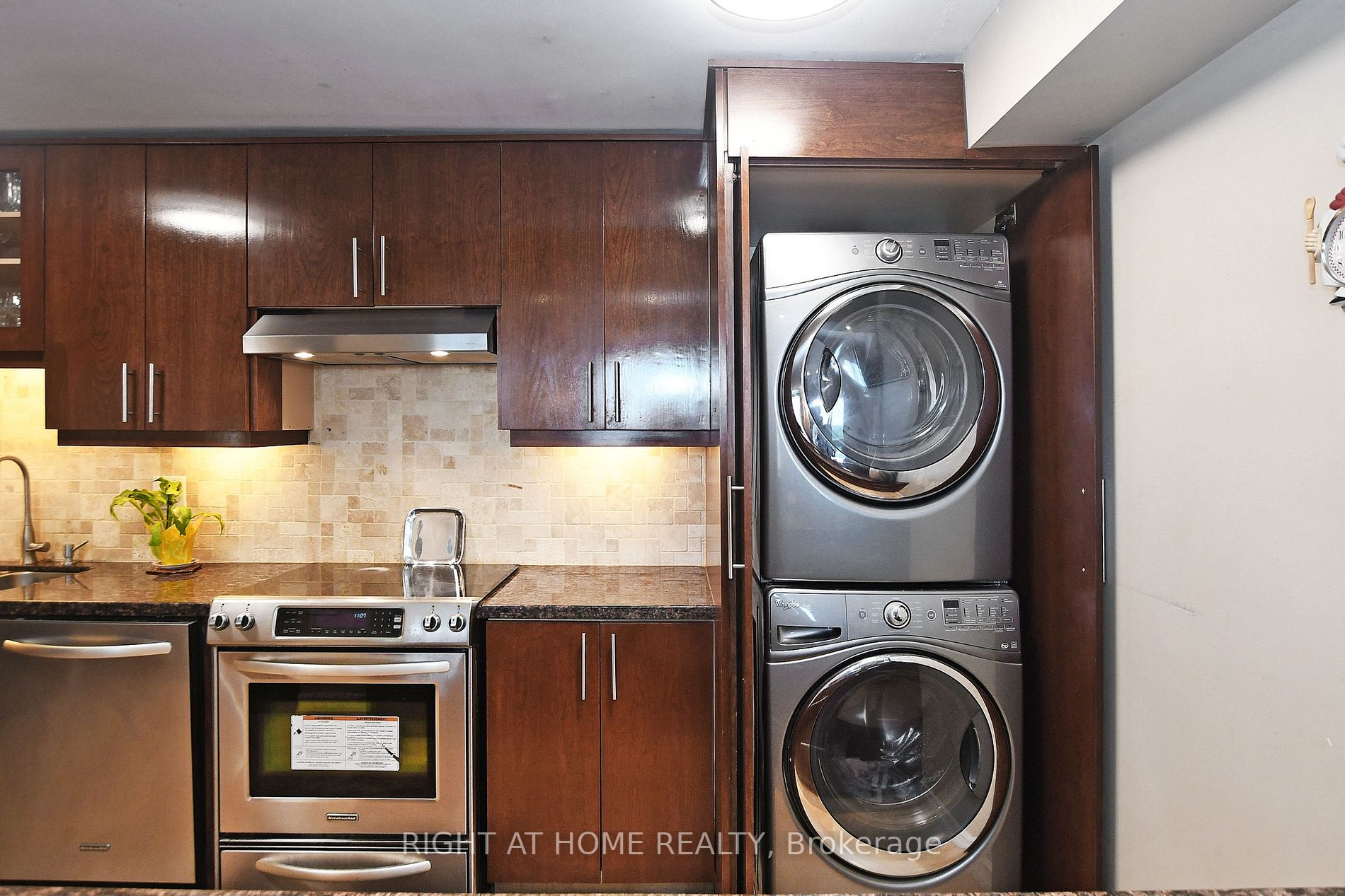 60 Inverlochy Blvd 806