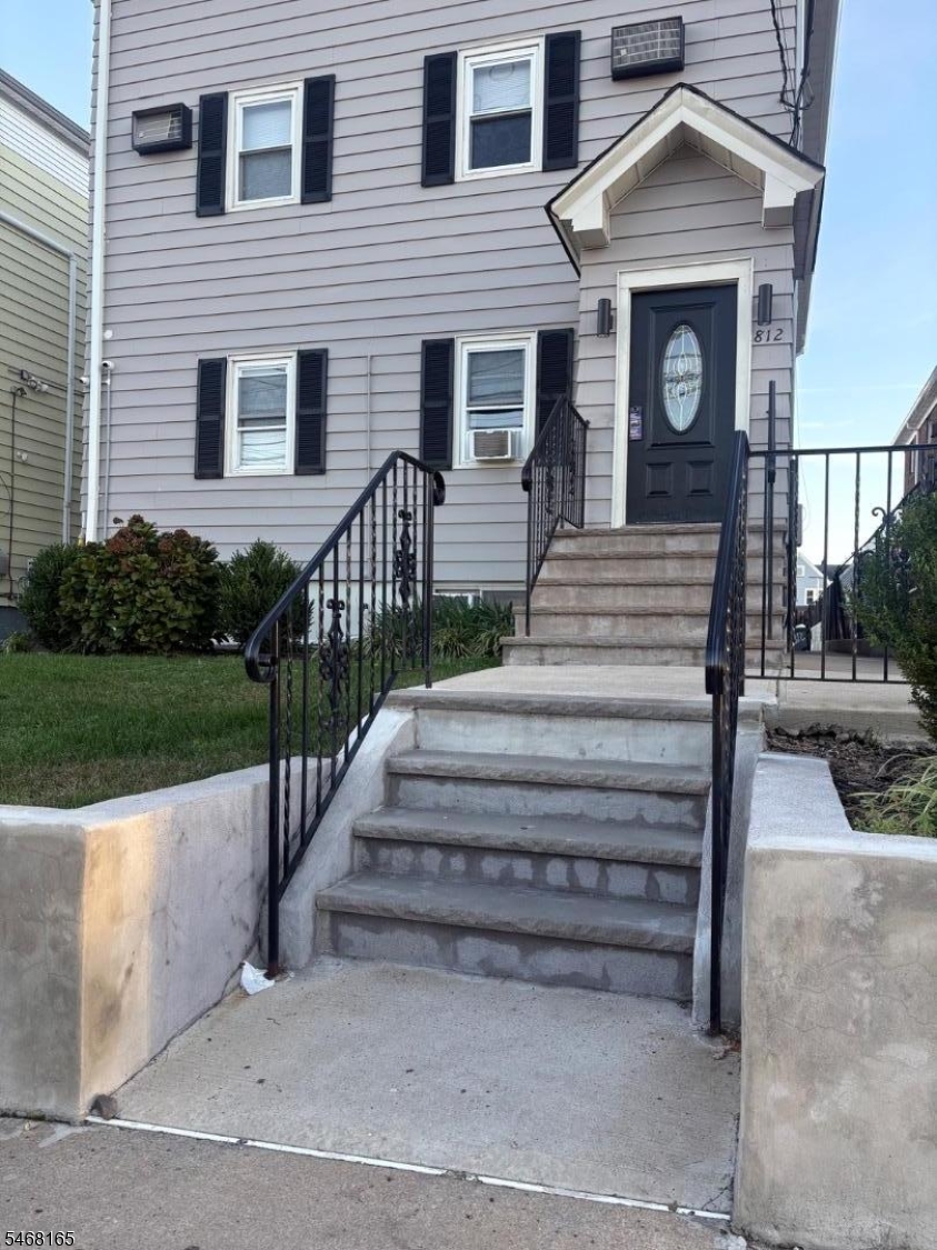 812 W Grand St