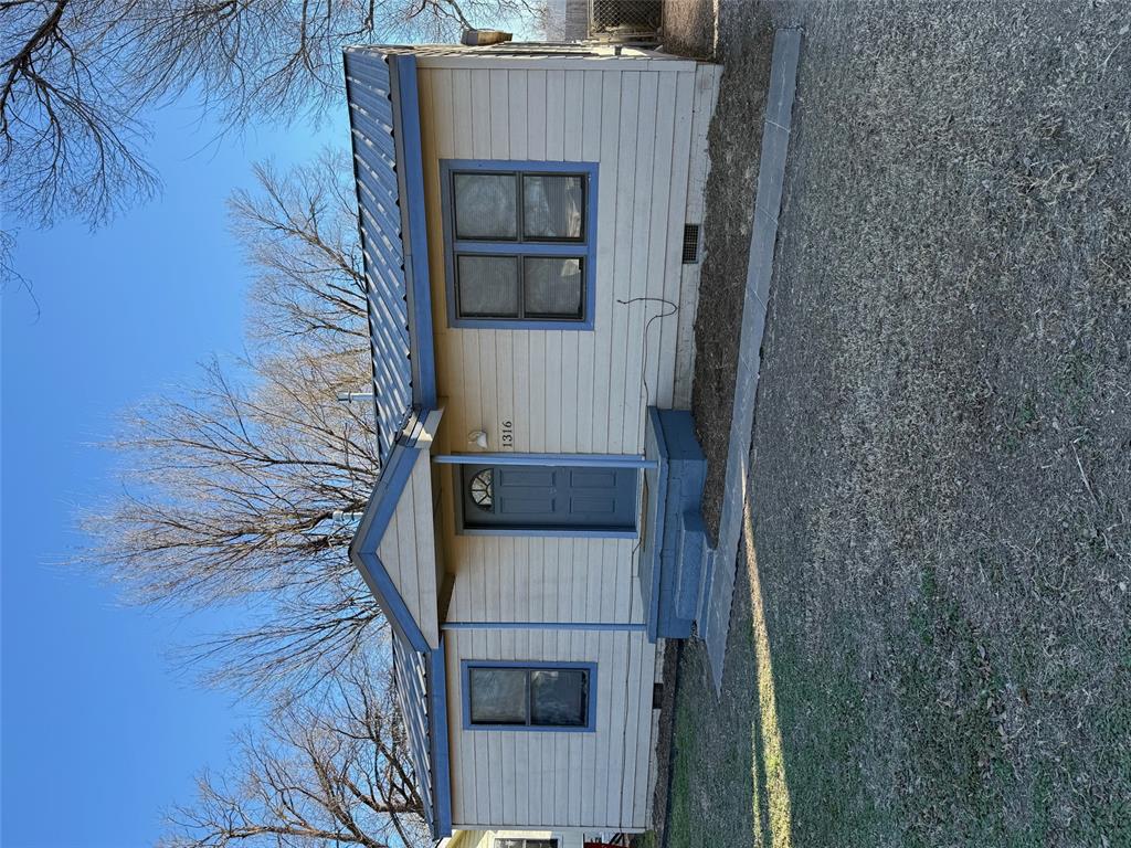 Convenient and walkable! Located just one block from the Wheeler District with shops, restaurants, The Big Friendly Brewery, Clarity Coffee, a farmers market each Friday May-October and the iconic Ferris Wheel!  Easy highway access. Very quiet neighborhood. Highest priority for Western Gateway Elementary School. Oklahoma River Trail 3 blocks away with 50 mile of protected trails for cycling, running, walking and exploring Scissortail Park and Okana Resort just a few minutes down the trail- very close to Downtown OKC as well! Updated kitchen and bath, Water and trash paid, Large covered Deck in back. Start with a 5 month lease and there will be an option to stay with a 12 mo lease following that.