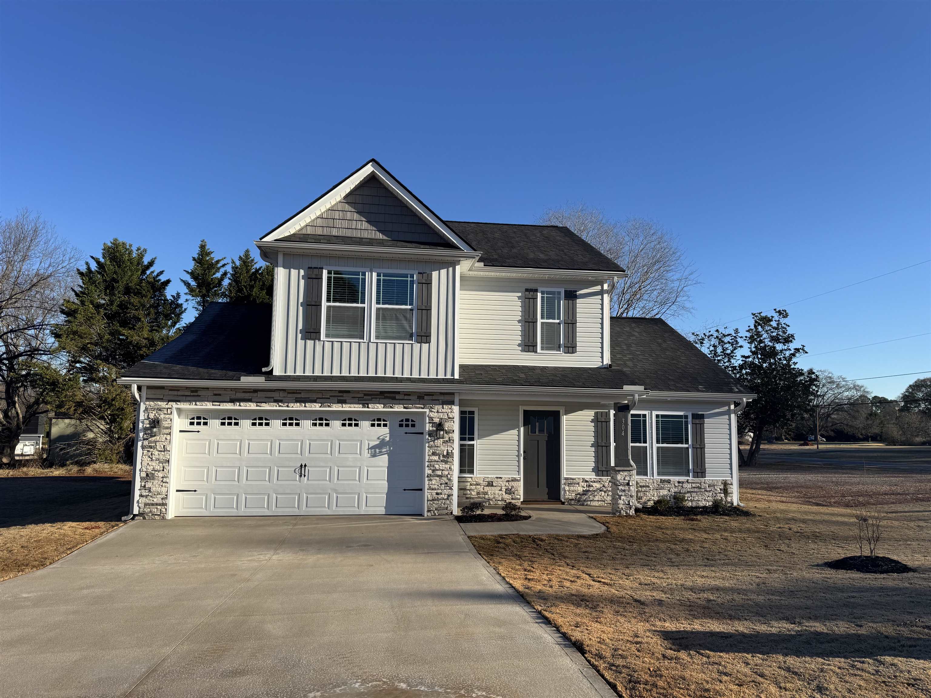 BUILDER CONCESSION OF $7500 AVAILABLE! BLINDS AND REFRIGERATOR INCLUDED! 2 story - Sumter Plan with 3 BRs and Loft. This house features a Master bedroom suite on the main level with crown molding and rope light. Master bath has a stand up shower and double vanities. Laminate flooring thoughout the living areas with a corner fireplace in the living room. Stainless steel appliances and granite countertops adorn the kitchen. House sits on a corner and it has a relatively level lot. Great price for all the features that come standard! House is now complete and move in ready!