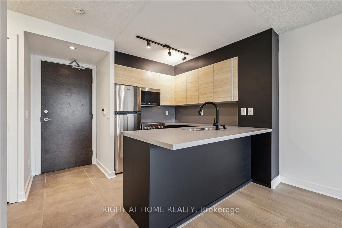 50 Lynn Williams St 812