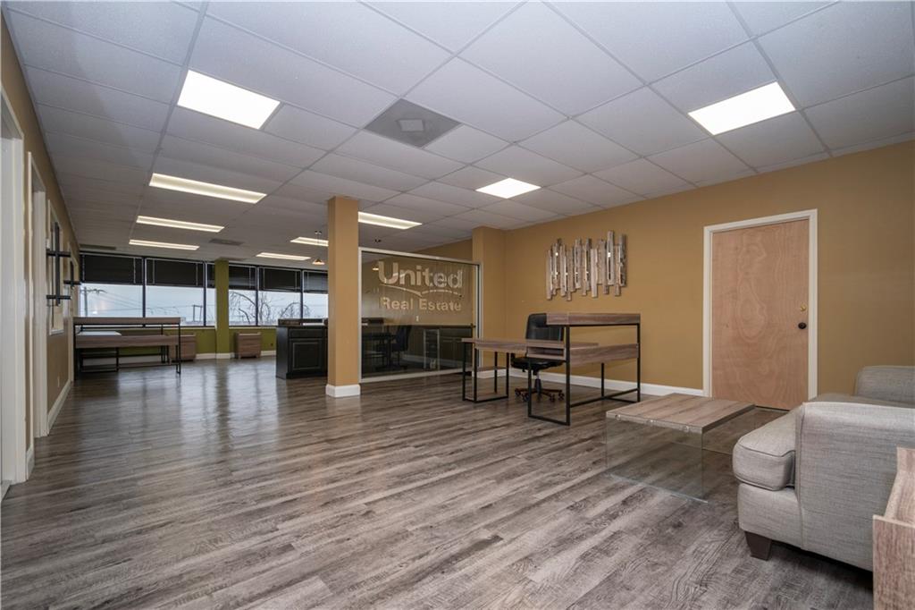 8320 N Oak - 222 Trafficway