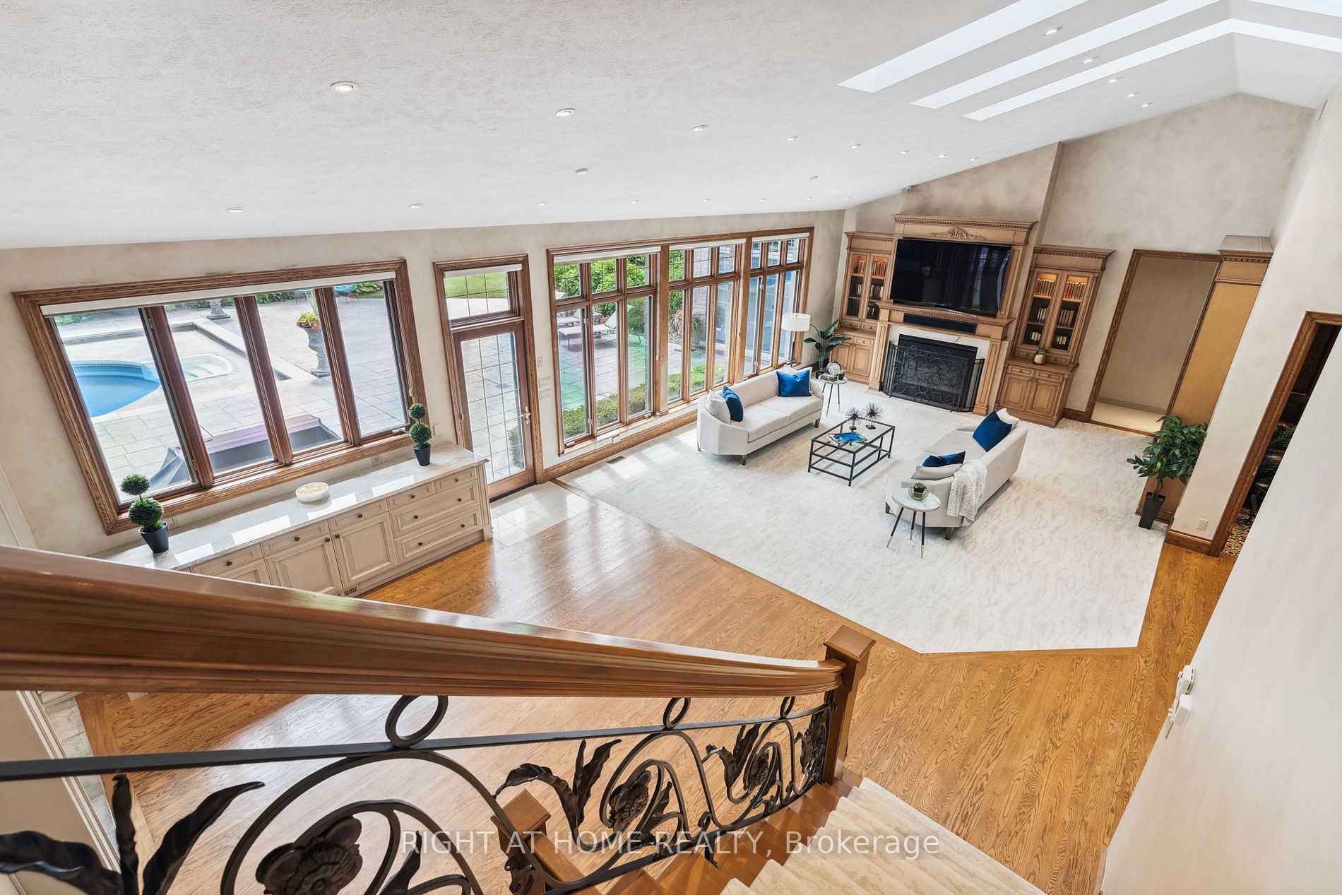 206 Lakeside Ave