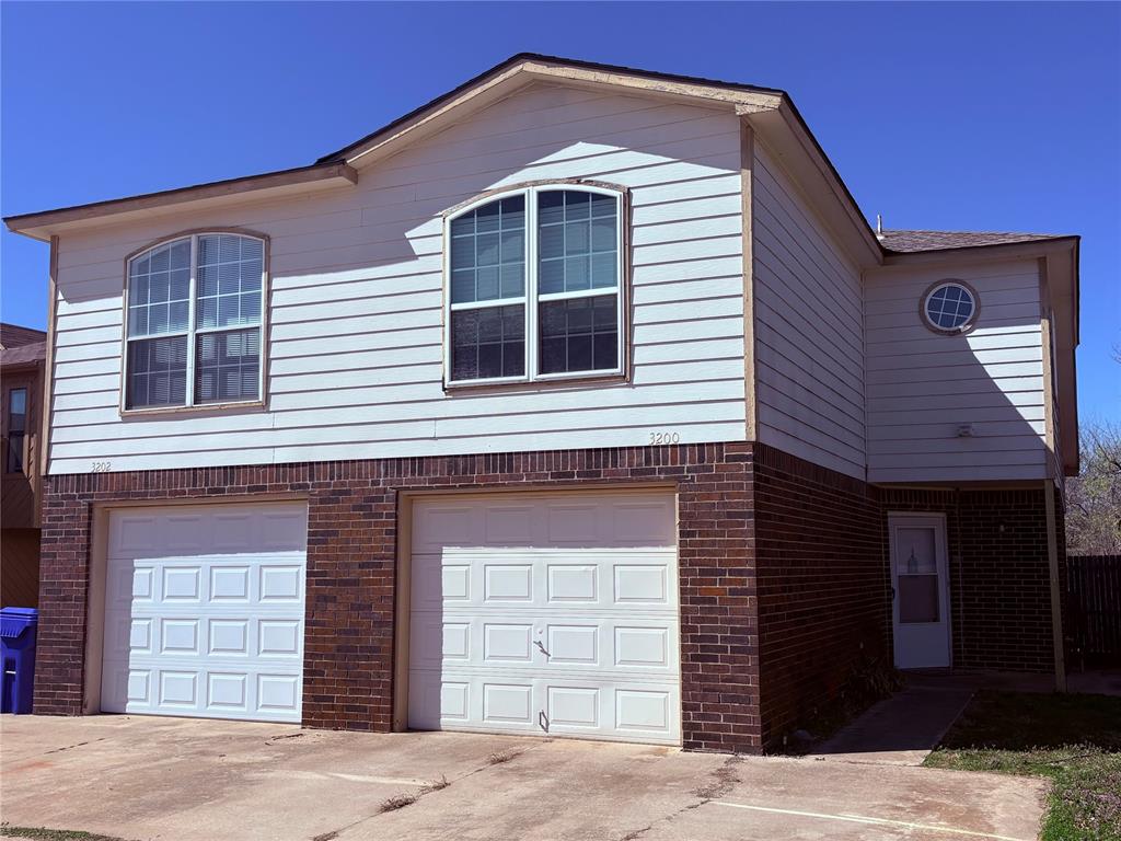 Introducing a charming townhouse in Norman, OK with 2 bedrooms and 2 bathrooms. This cozy home features a fenced yard for added privacy and security, perfect for enjoying the outdoors. The modern kitchen boasts granite countertops, adding a touch of elegance to the space. Convenient washer & dryer hookups make laundry day a breeze. Step outside onto the deck and soak in the fresh air. Don't miss out on this lovely townhouse with all the essential amenities you need for comfortable living.
