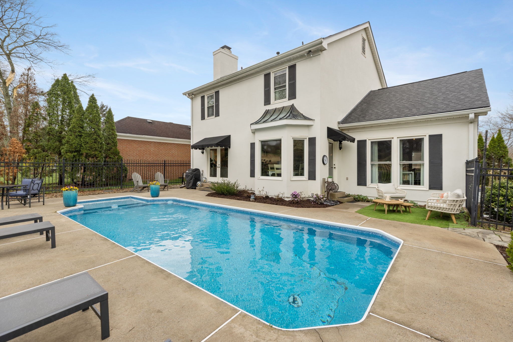 201 Deer Park Ln — sold