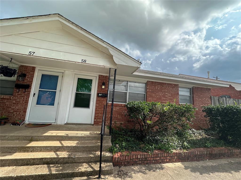 This duplex unit is just east of the University of Oklahoma intramural fields. The living area has vinyl flooring, built-in bookshelves, and a large window that lets in lots of natural light. There is access to the backyard through the kitchen. The kitchen has a refrigerator, stove, and dishwasher. A washer and dryer are provided. The finishes and flooring could vary between each unit. The new lease will go through May 31, 2026. This is a no-pets and non-smoking home. The security deposit is $950.