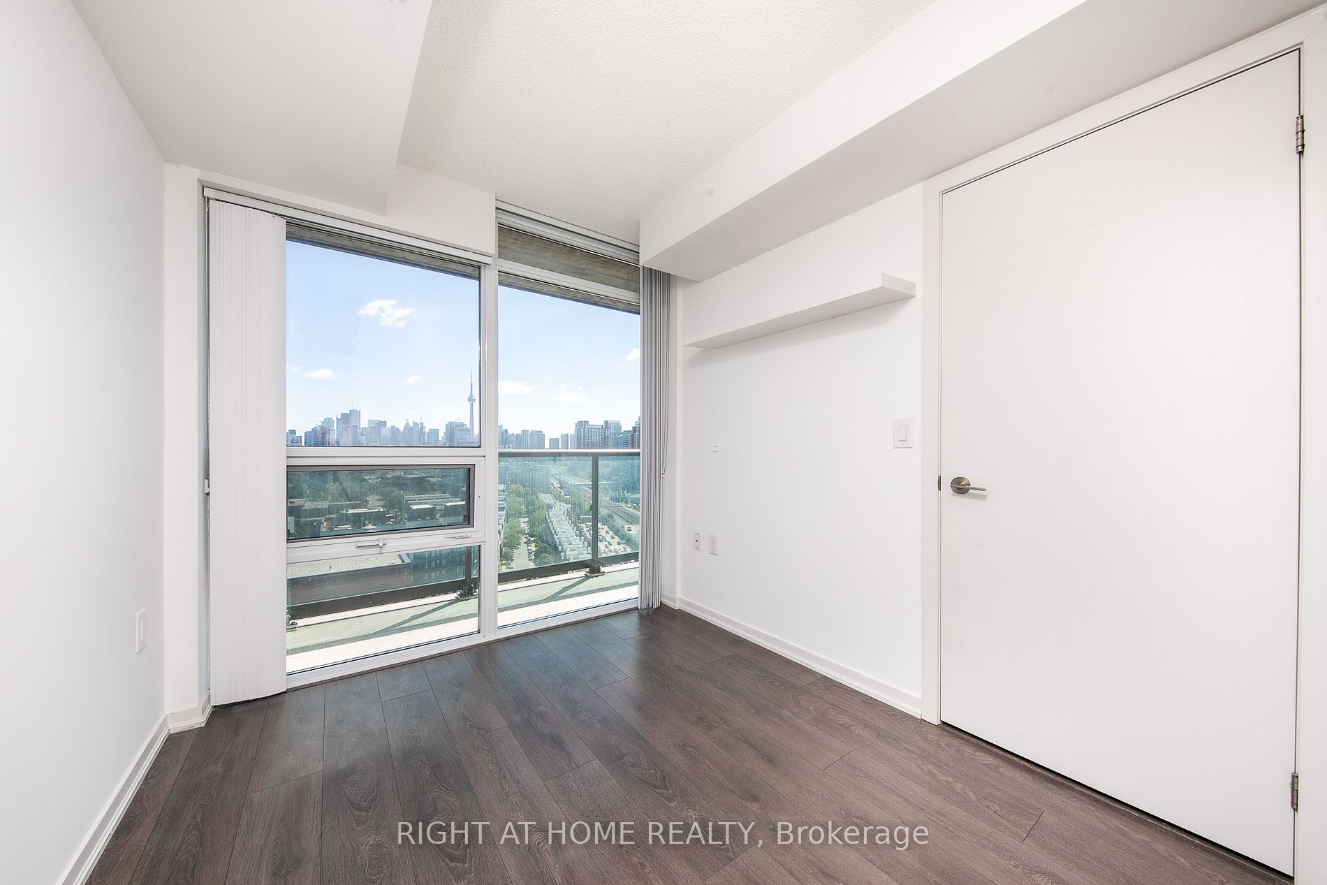 36 Lisgar St 2110E