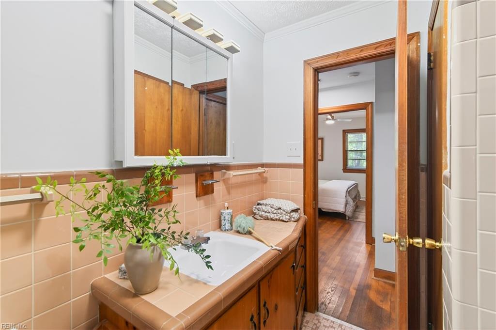 2 Larchmont Crescent