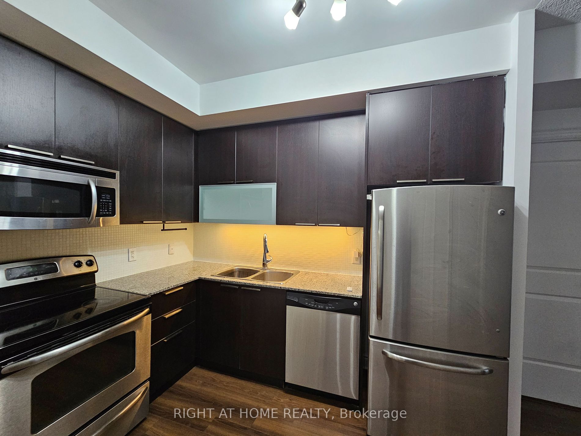 16 E Brookers Lane 1404