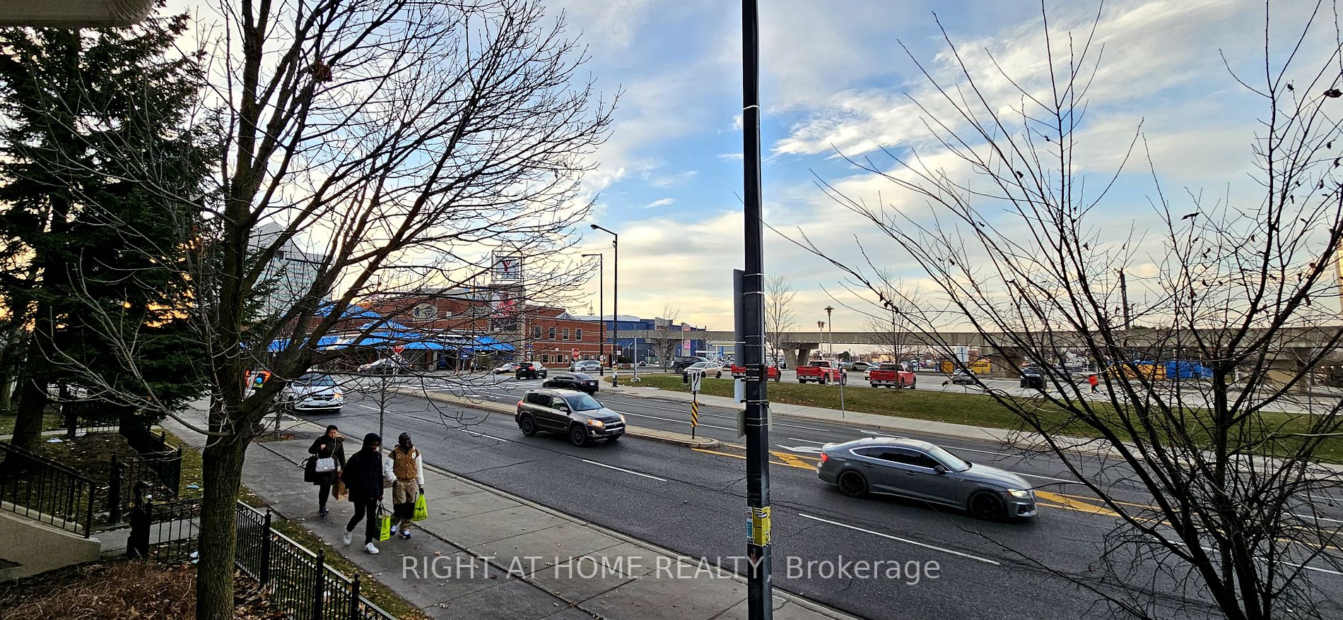 61 Town Centre Crt Th67