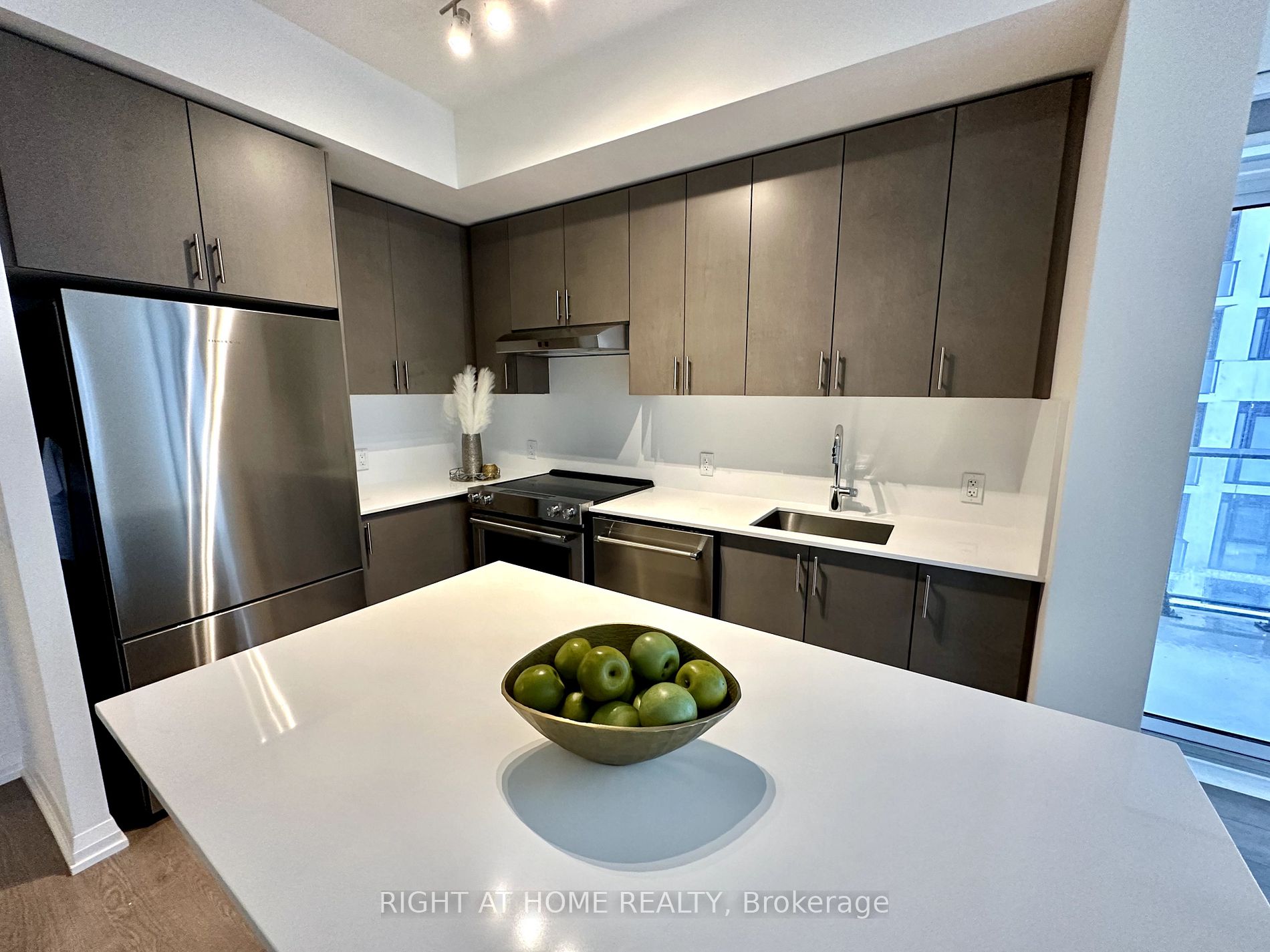 9000 Jane St 1815